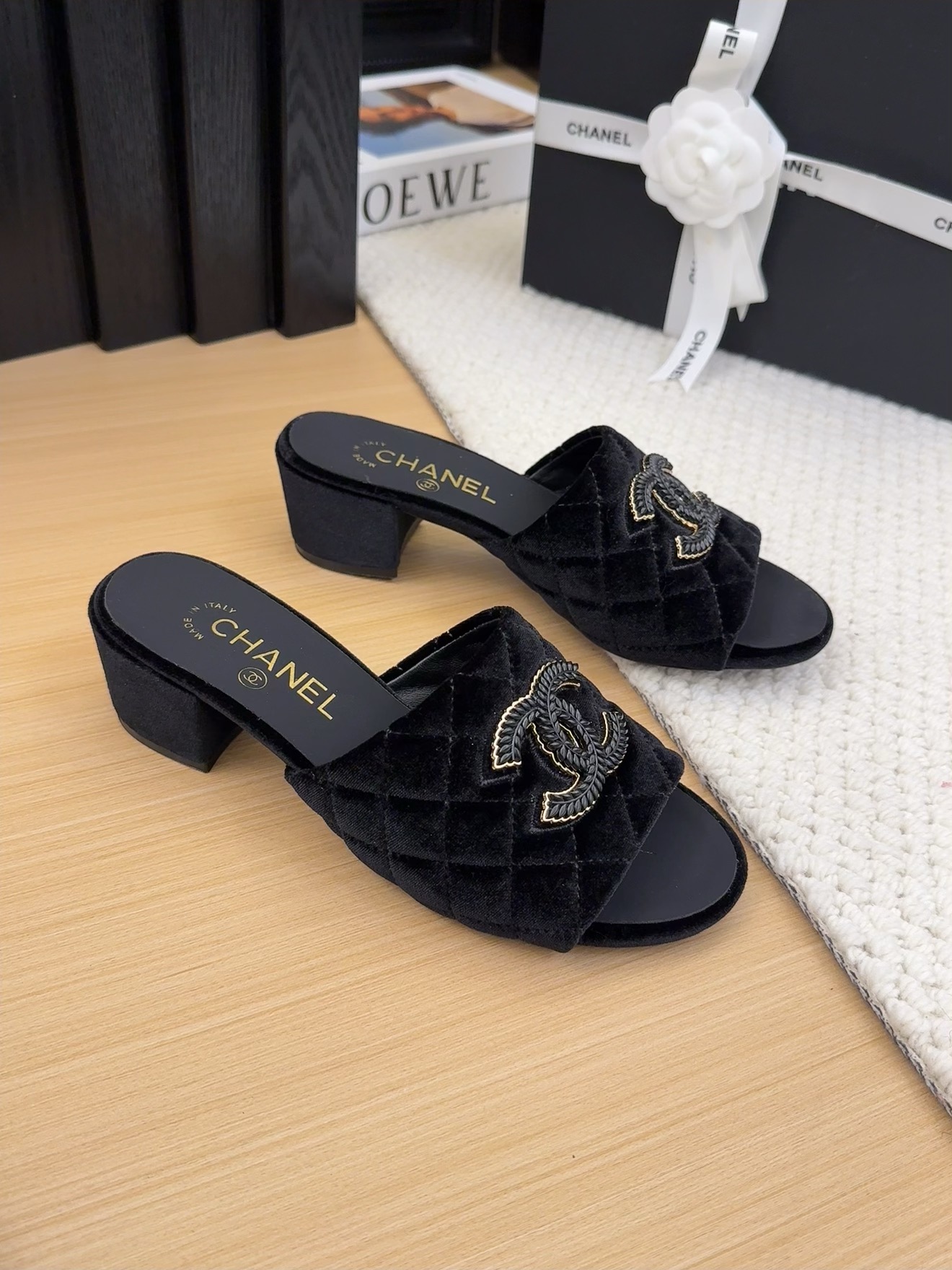 Elegant Women's Velvet Mules with Block Heel and Iconic CC Logo 4 i1742150783 7809 3