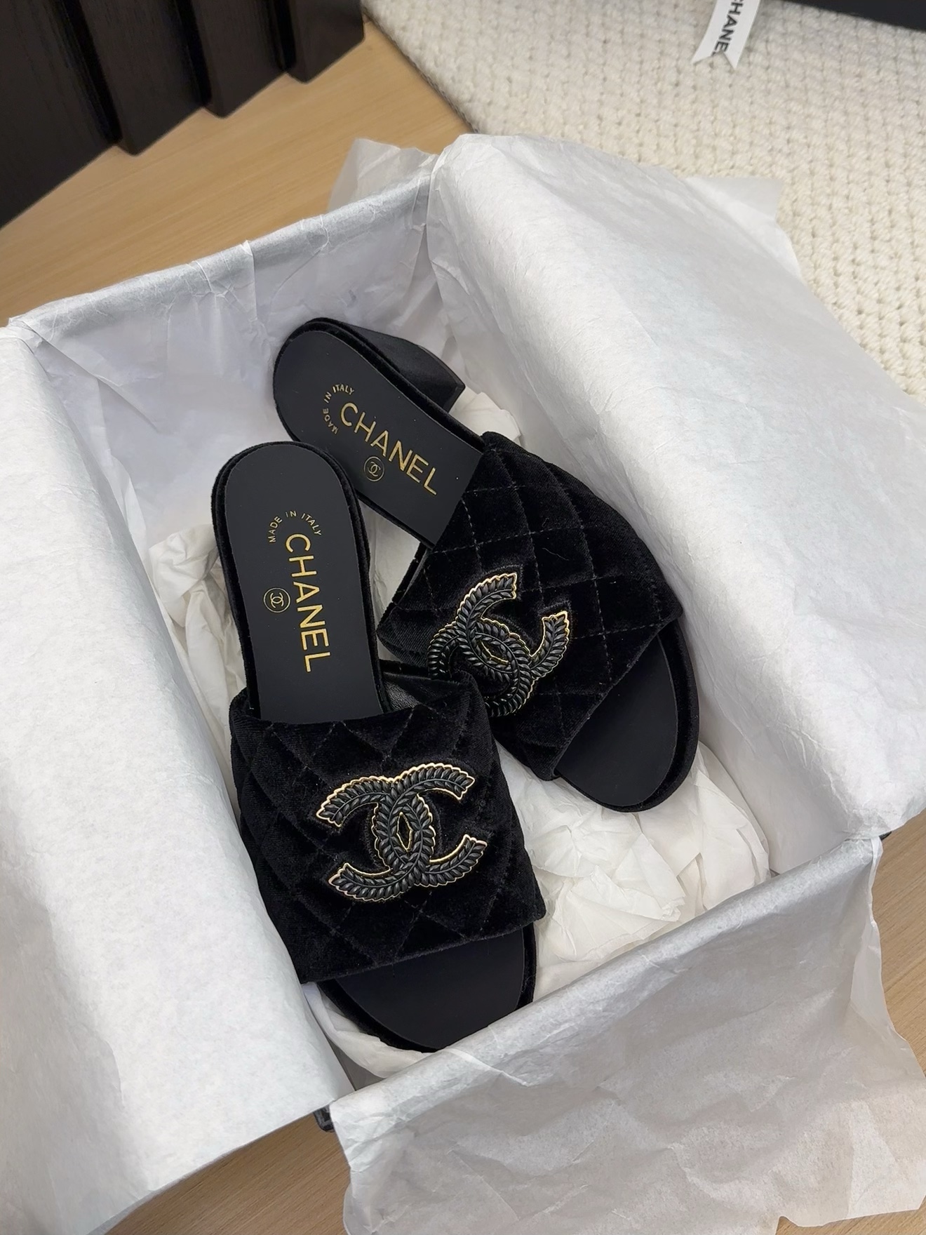 Elegant Women's Velvet Mules with Block Heel and Iconic CC Logo 10 i1742150792 2249 0