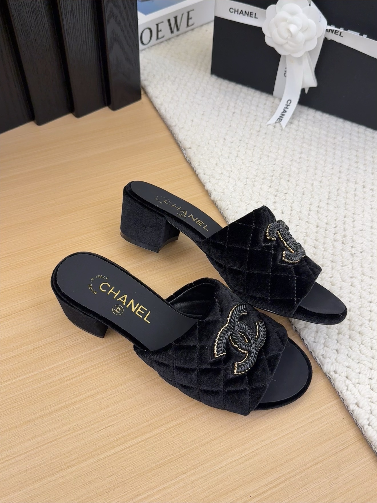 Elegant Women's Velvet Mules with Block Heel and Iconic CC Logo 2 i1742150792 4571 0