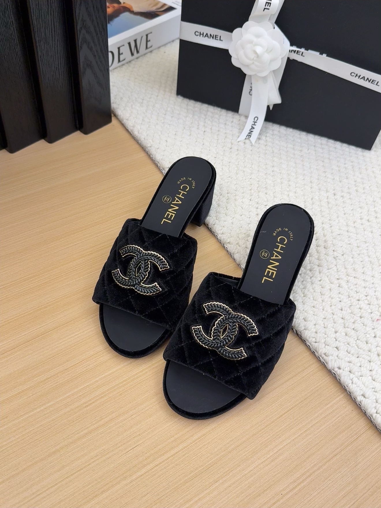 Elegant Women's Velvet Mules with Block Heel and Iconic CC Logo 3 i1742150792 5870 0