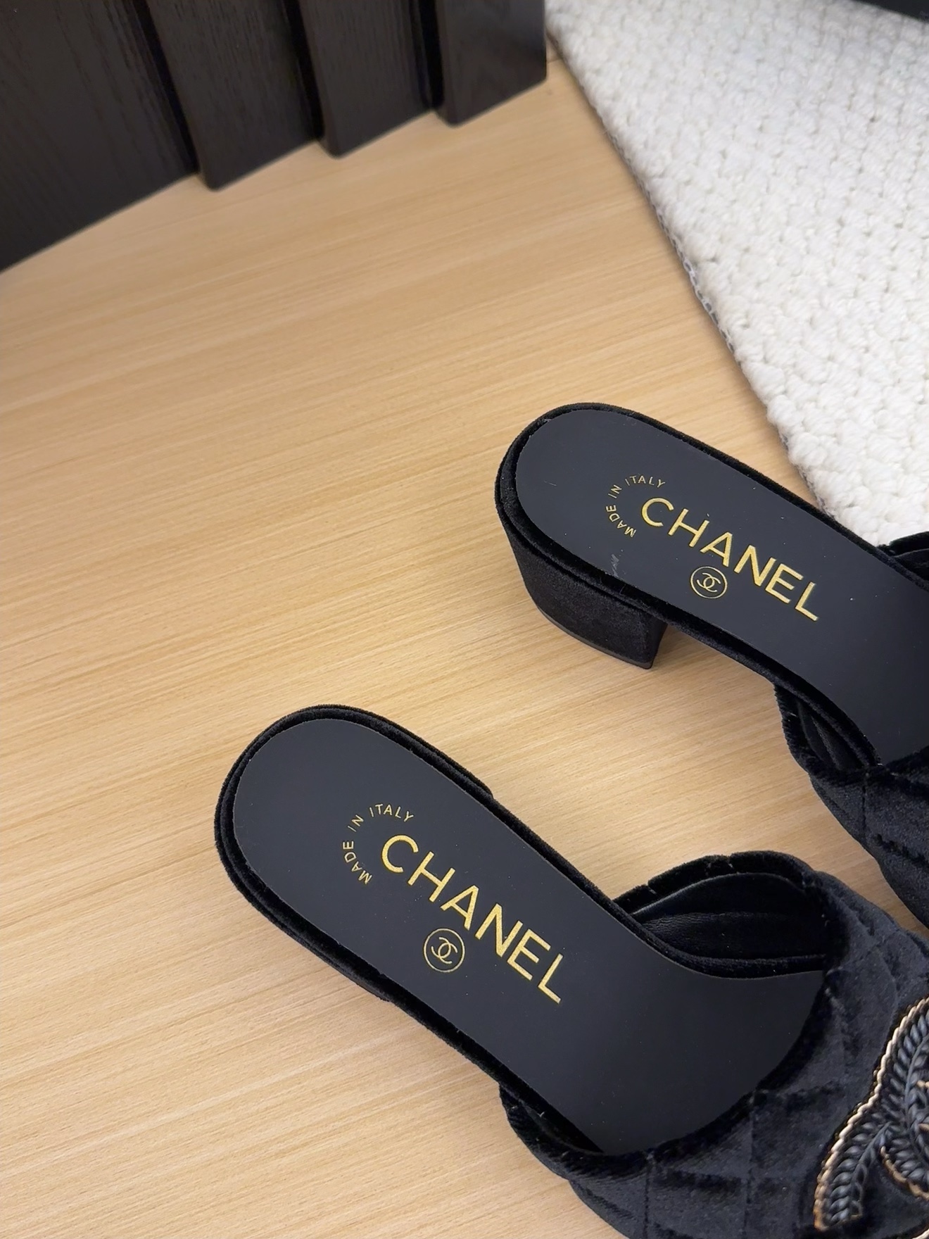 Elegant Women's Velvet Mules with Block Heel and Iconic CC Logo 5 i1742150792 7186 0