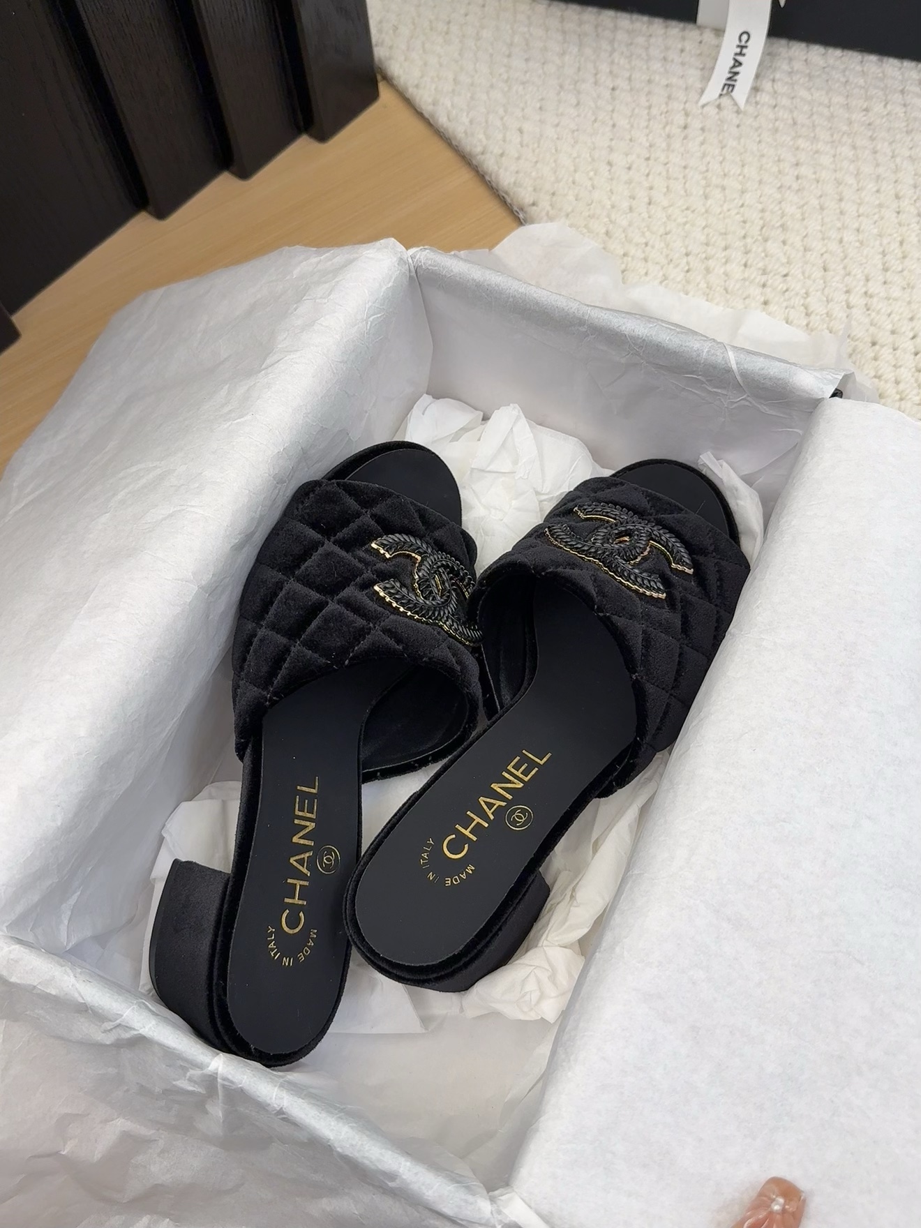 Elegant Women's Velvet Mules with Block Heel and Iconic CC Logo 9 i1742150793 2888 0
