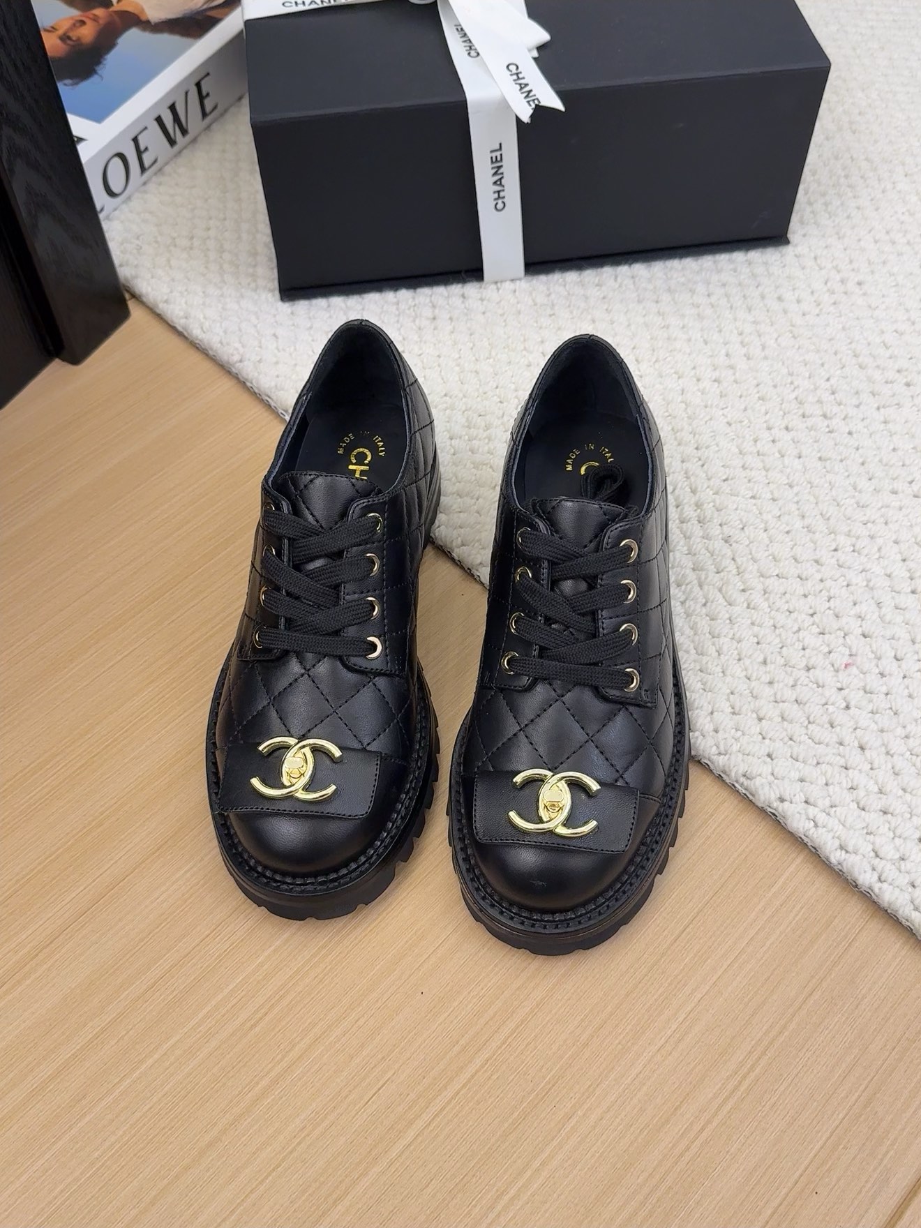 NO:224185,Pick * Chanel hits!  Counter [authentic level] version!  Water table thick-soled thick heeled loafers. Upper: calf patent leather foot pad: imported satin cowhide outsole: original Italian leather outsole heel height: 4.5cm size 35-39 (34 40 41 customized) Counter synchronous gift box packaging!  ,loafers,chanel,loafers,cowhide,silk fabric,Leather soles19860909批 * 香奈儿大爆款！专柜【正品级】版本！水台厚底粗跟增高乐福鞋. 鞋面: 小牛漆皮 垫脚:进口绸缎牛皮 大底:原版意大利真皮大底 跟高:4.5cm 码数35-39(34 40 41 定做) 专柜同步礼盒包装！,乐福鞋,chanel,loafers,cowhide,silk fabric,Leather soles,Women's Shoes