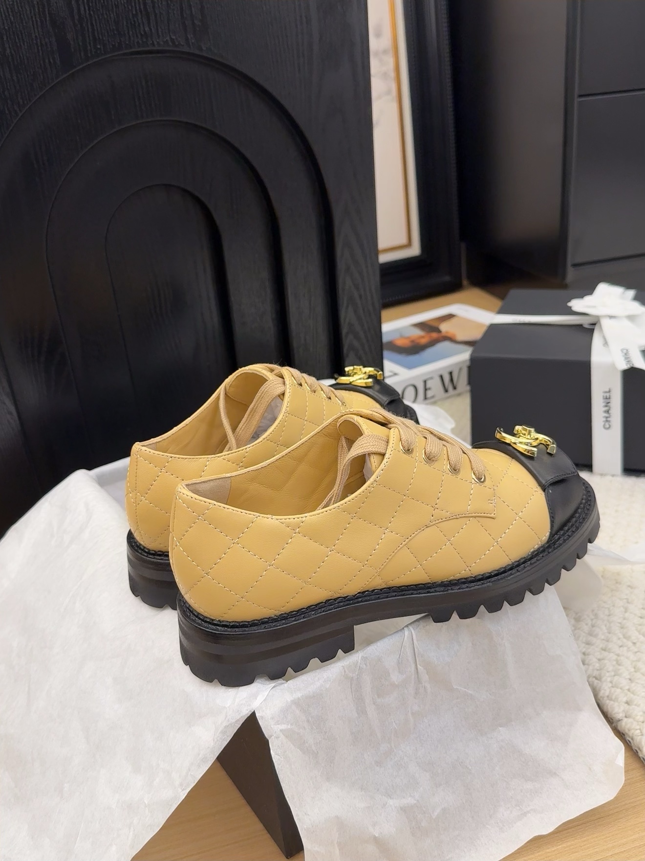 Elegant Women's Quilted Leather Lace-Up Oxford Shoes with CC Logo Detail 8 i1742186943 30 8