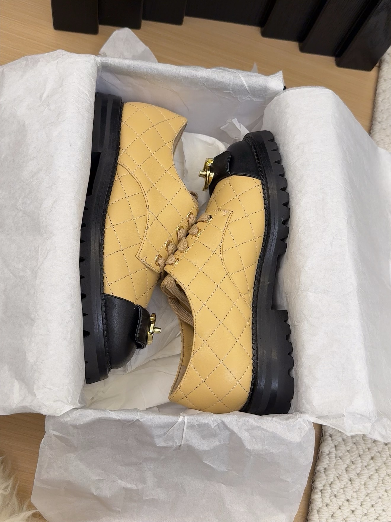 Elegant Women's Quilted Leather Lace-Up Oxford Shoes with CC Logo Detail 7 i1742186943 8498 6