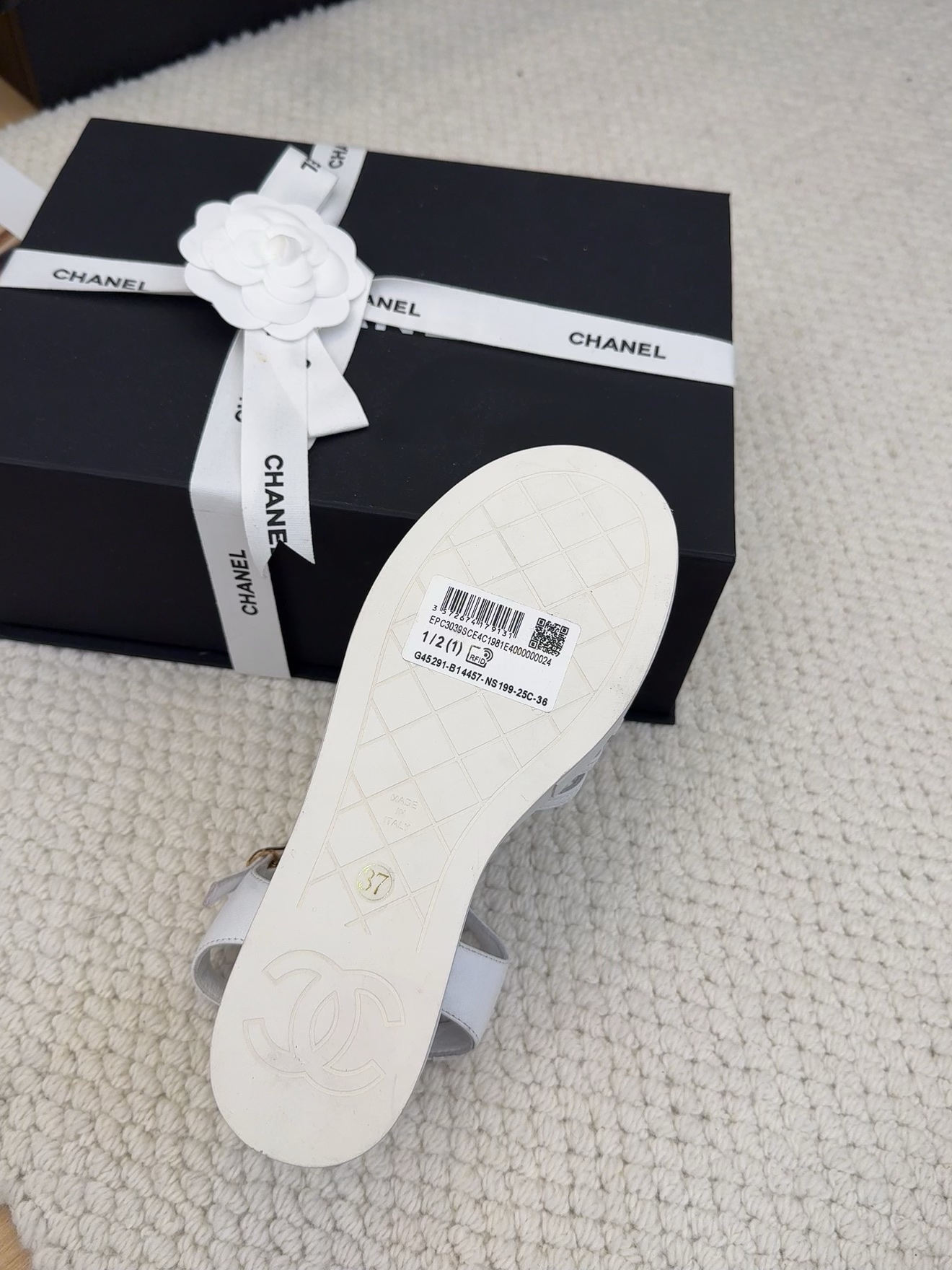 Elegant White Leather Platform Sandals with Flower Detail, Comfortable & Stylish 8 i1742492169 4346 2