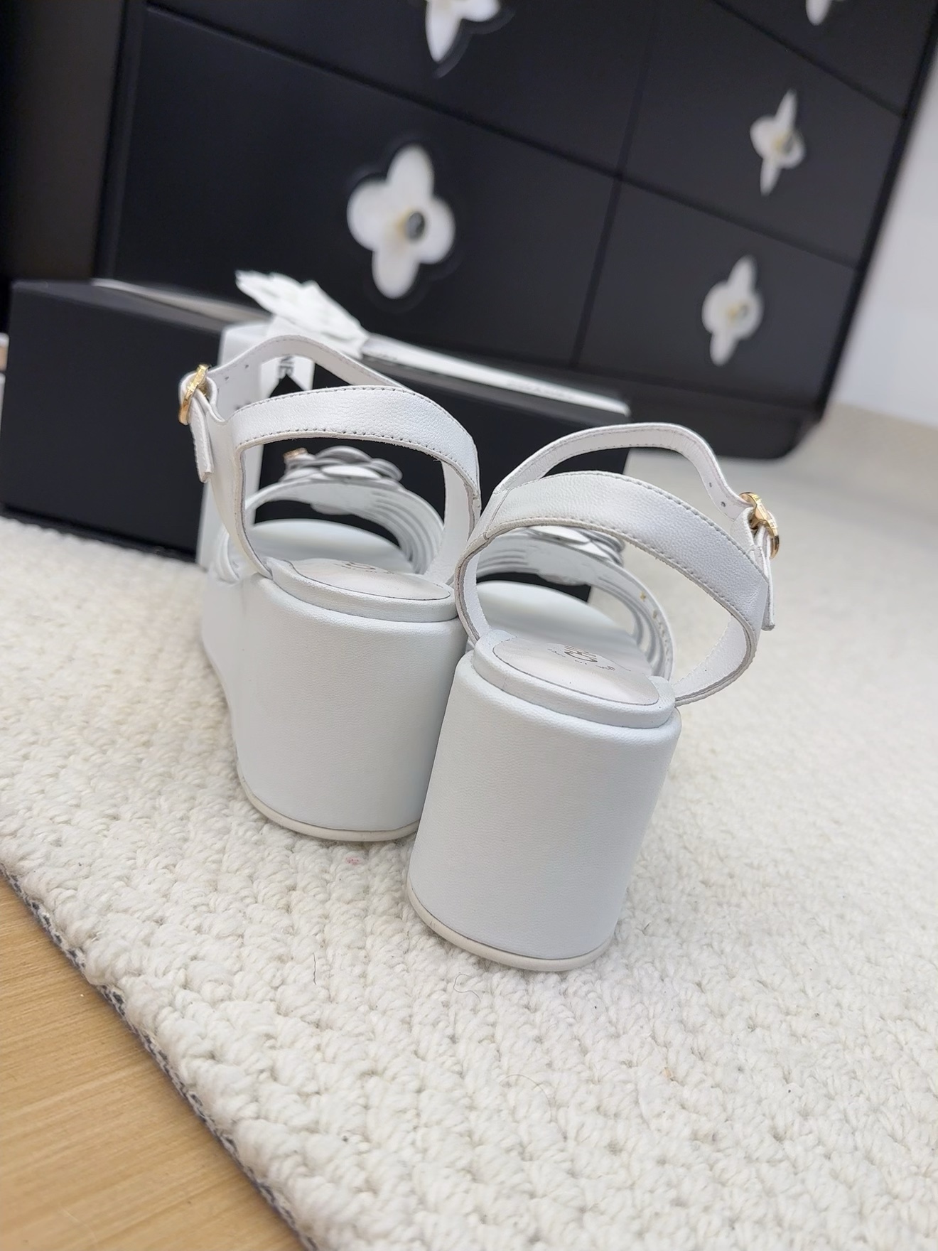 Elegant White Leather Platform Sandals with Flower Detail, Comfortable & Stylish 9 i1742492169 4844 0