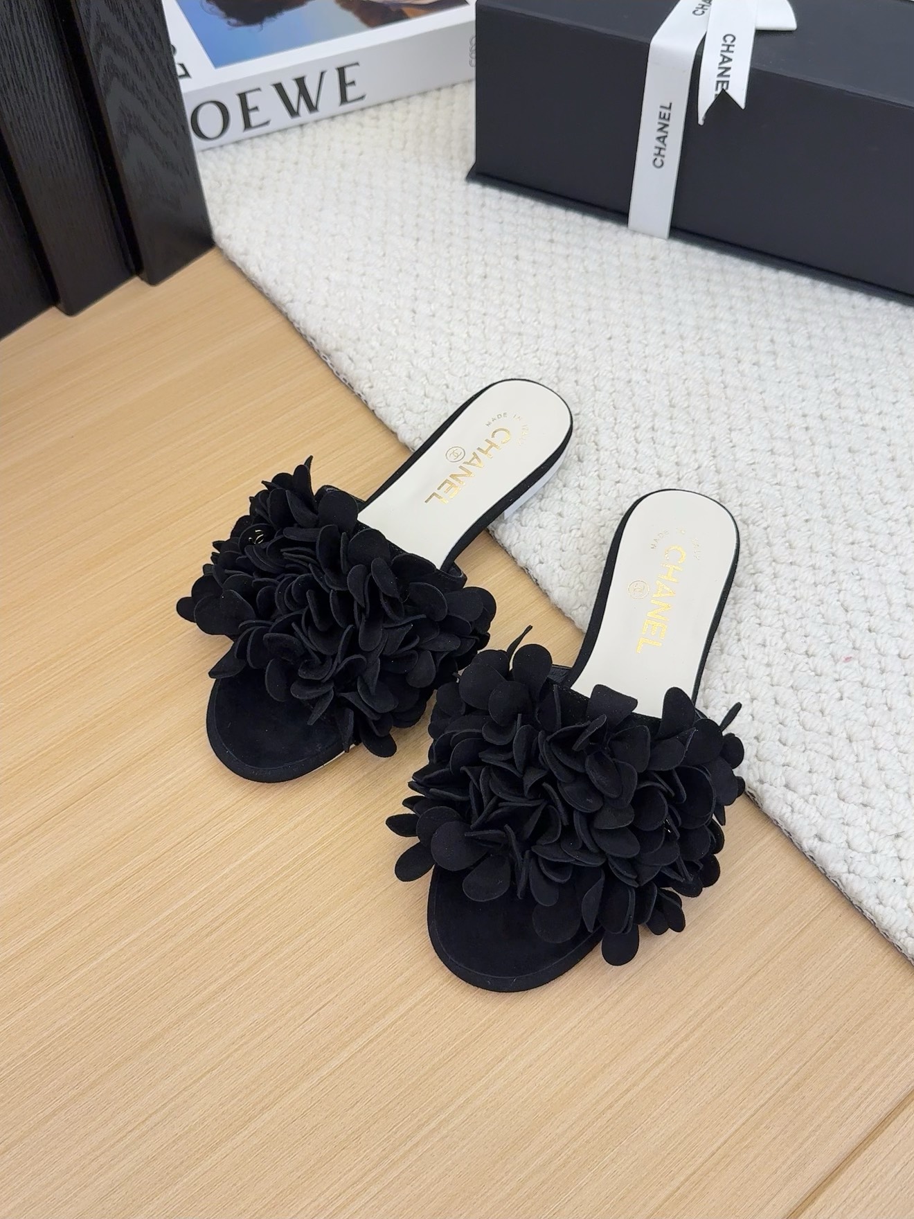 NO:224193,Batch *Summer full-leather flower slippers style Super recommended!  Italian leather outsole!  It is very comfortable and versatile series!  The upper is made of imported cowhide and sheepskin inside!  Heel height flat bottom/5.5 digits 35-40 (40 41, custom made without return or exchange) Special counter synchronous gift box packaging!  slippers, slippers, cowhide, sheepskin, Leather soles19860909批 *夏季全皮花朵拖鞋款 超级推荐款！意大利真皮大底！上脚很舒服百搭系列！ 鞋面选用进口牛皮.内里羊皮！跟高 平底/5.5 码数35-40（40 41、定做不退不换） 专柜同步礼盒包装！,拖鞋,slippers,cowhide,sheepskin,Leather soles,Women's Shoes
