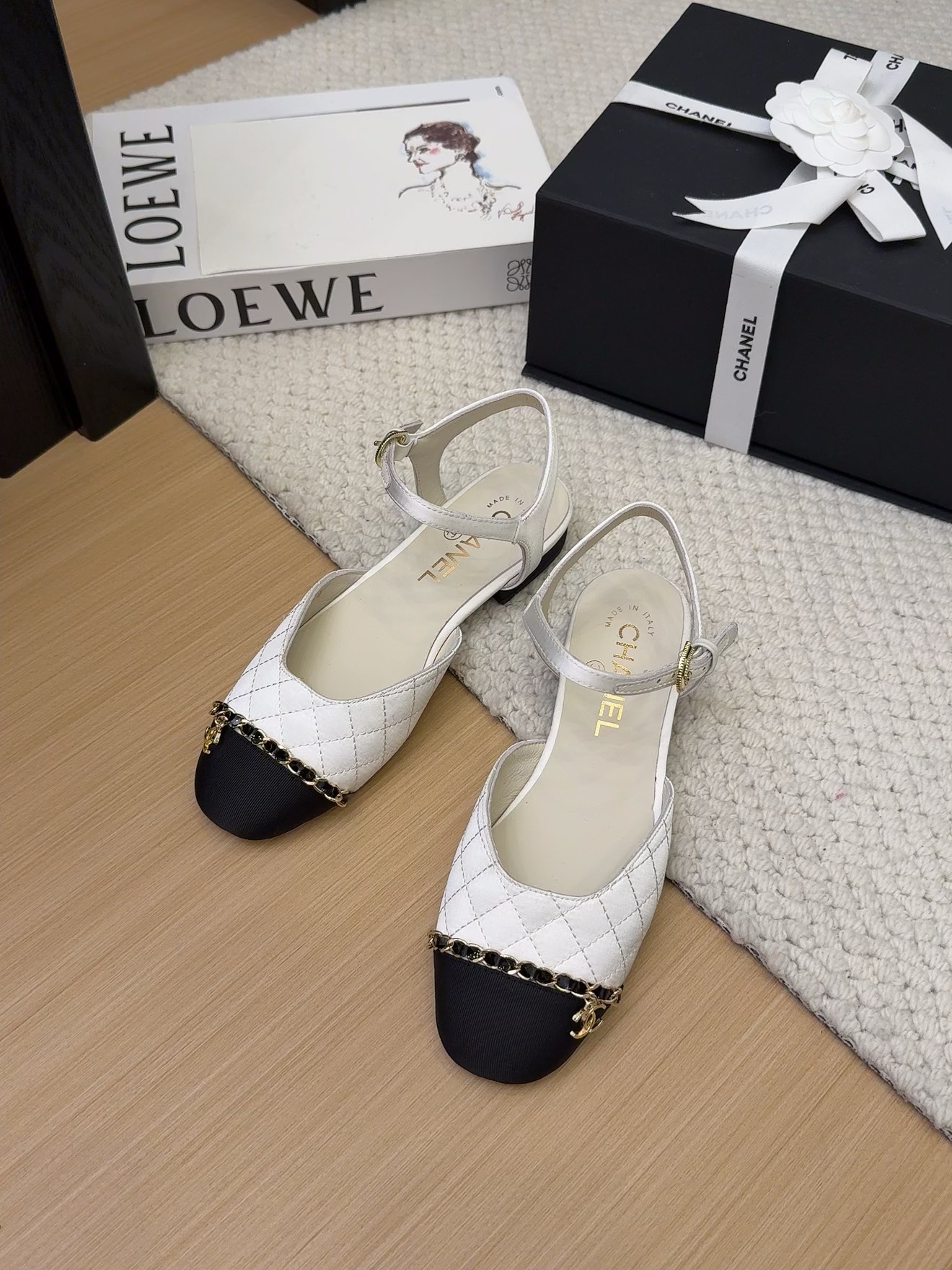 NO:249791,Crack Chanel 25C Early Spring Mary Jane Single Shoes This season's shoes are great!  The pure black Mary Jane is very comfortable on her feet and the upper is soft, so you don’t have to worry about getting your feet worn. The rabbit ears are also cute, and the black and white color combination and black cloth look very good. The upper cowhide inner sheepskin leather outsole Size: 35-39 Other sizes are customized, single shoes Mary Jane, chanel, mary jane, cowhide, sheepskin, Leather soles19860909批 Chanel 25C早春玛丽珍单鞋 这一季的鞋子都很棒耶！ 纯黑色玛丽珍上脚很舒服鞋面皮质也很软,不用担心会磨脚.兔耳朵也好可爱,黑白拼色和黑色布面都很好看. 鞋面牛皮 内里羊皮 真皮大底 Size:35-39 其它码数定做,单鞋玛丽珍,chanel,mary jane,cowhide,sheepskin,Leather soles,Women's Shoes