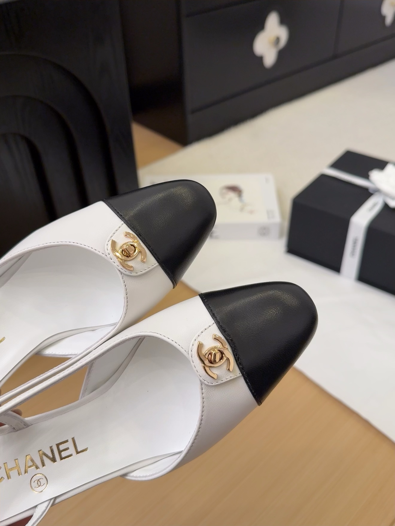 Elegant Chanel 25 Slingback Heels - Black and White Leather Pumps 7 i1743328853 4142 0