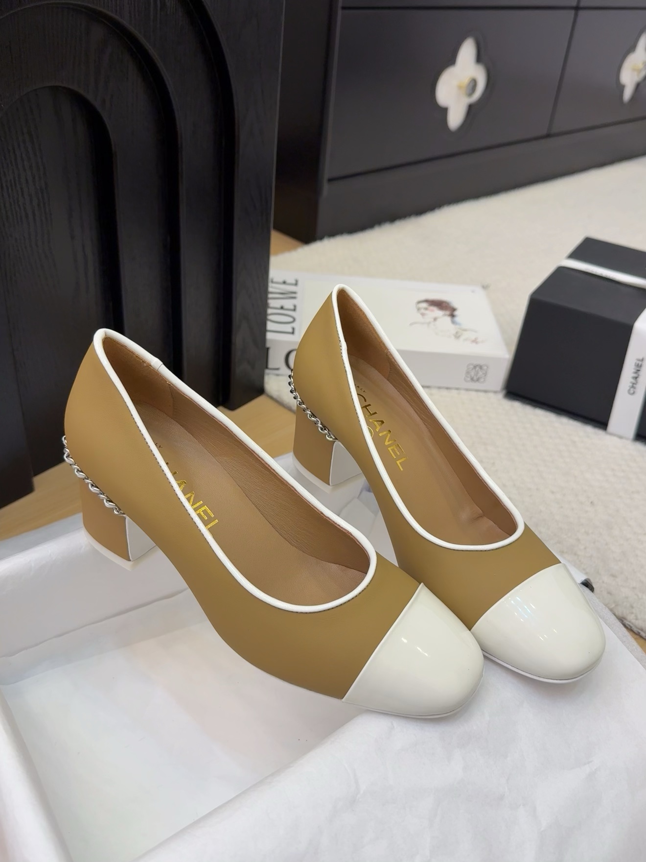 Elegant Chanel 25 Women's Heeled Pumps with Italian Packaging - Perfect Gift! 8 i1743387529 1488 8