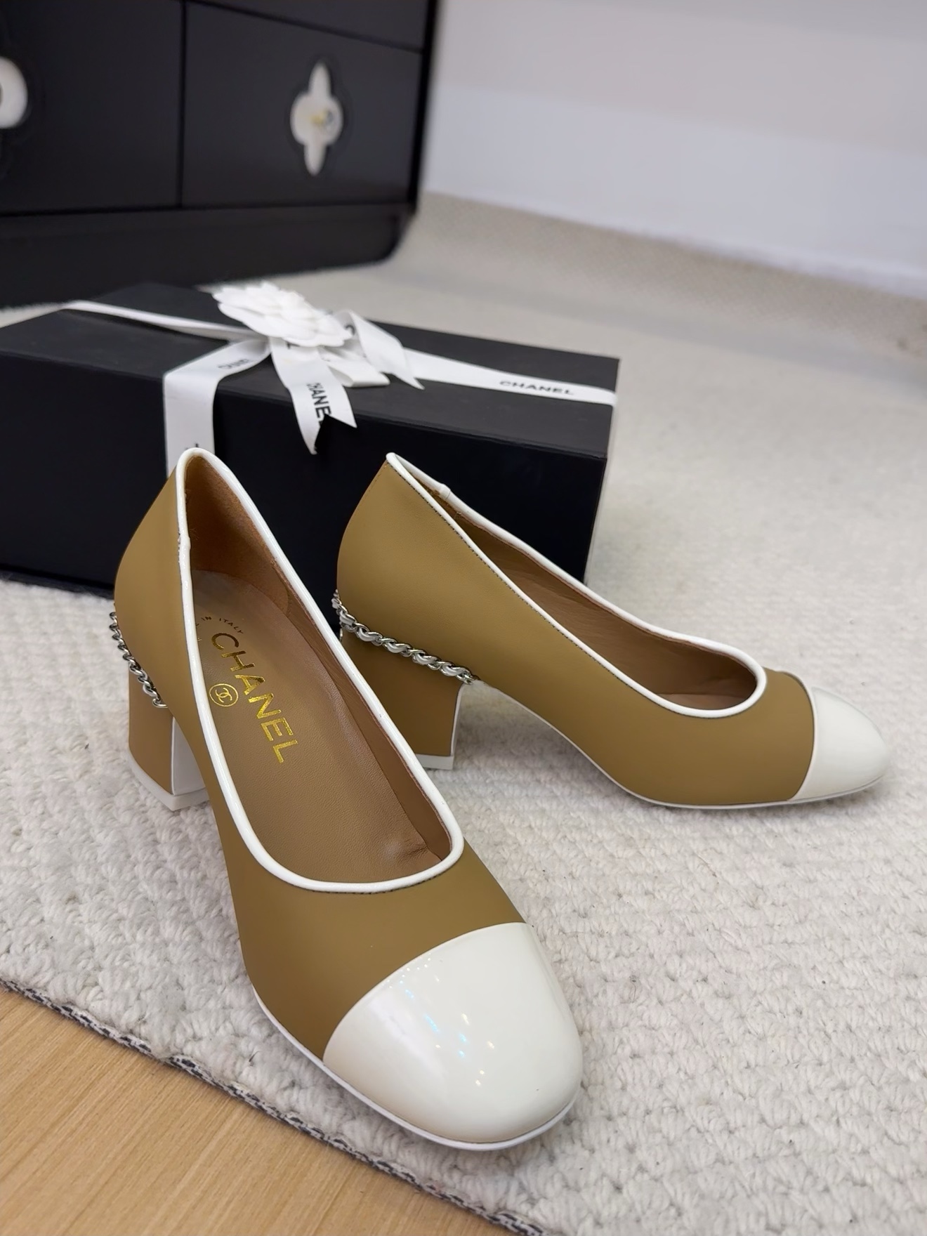 Elegant Chanel 25 Women's Heeled Pumps with Italian Packaging - Perfect Gift! 4 i1743387529 539 6