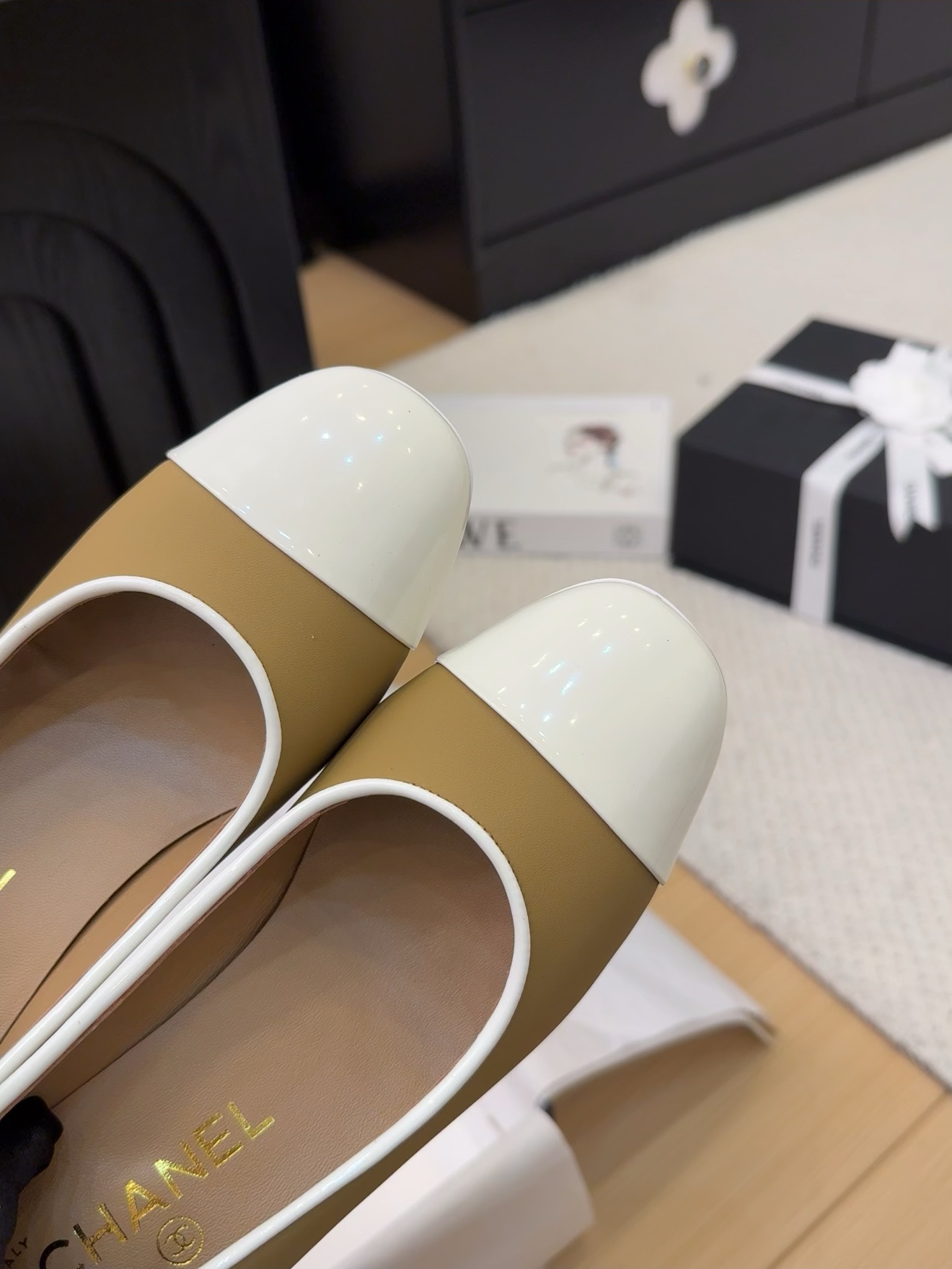 Elegant Chanel 25 Women's Heeled Pumps with Italian Packaging - Perfect Gift! 6 i1743387529 9213 3