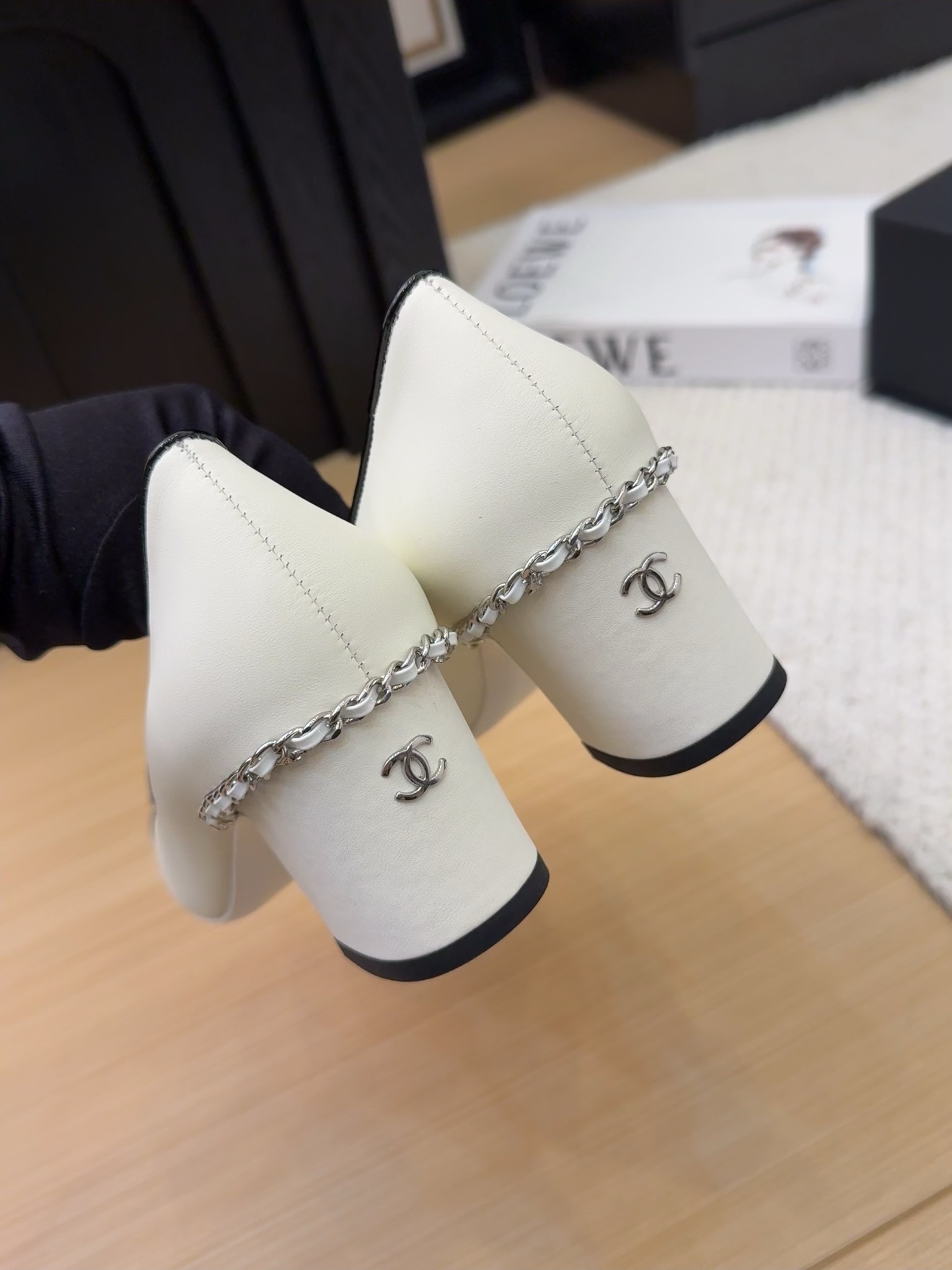 Elegant Women's Two-Tone Pumps with Chain Detail, Classic Design, Comfortable Fit 10 i1743387613 1158 7