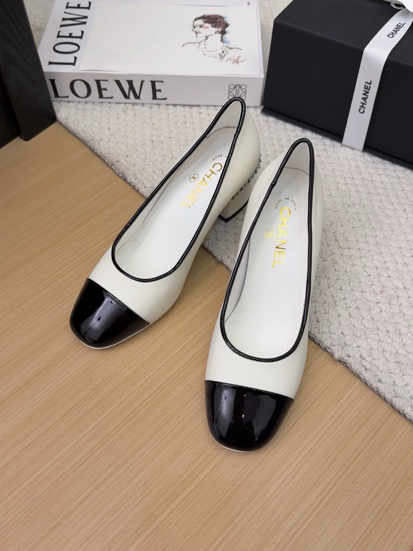 Elegant Women's Two-Tone Pumps with Chain Detail, Classic Design, Comfortable Fit 3 i1743387613 2956 6