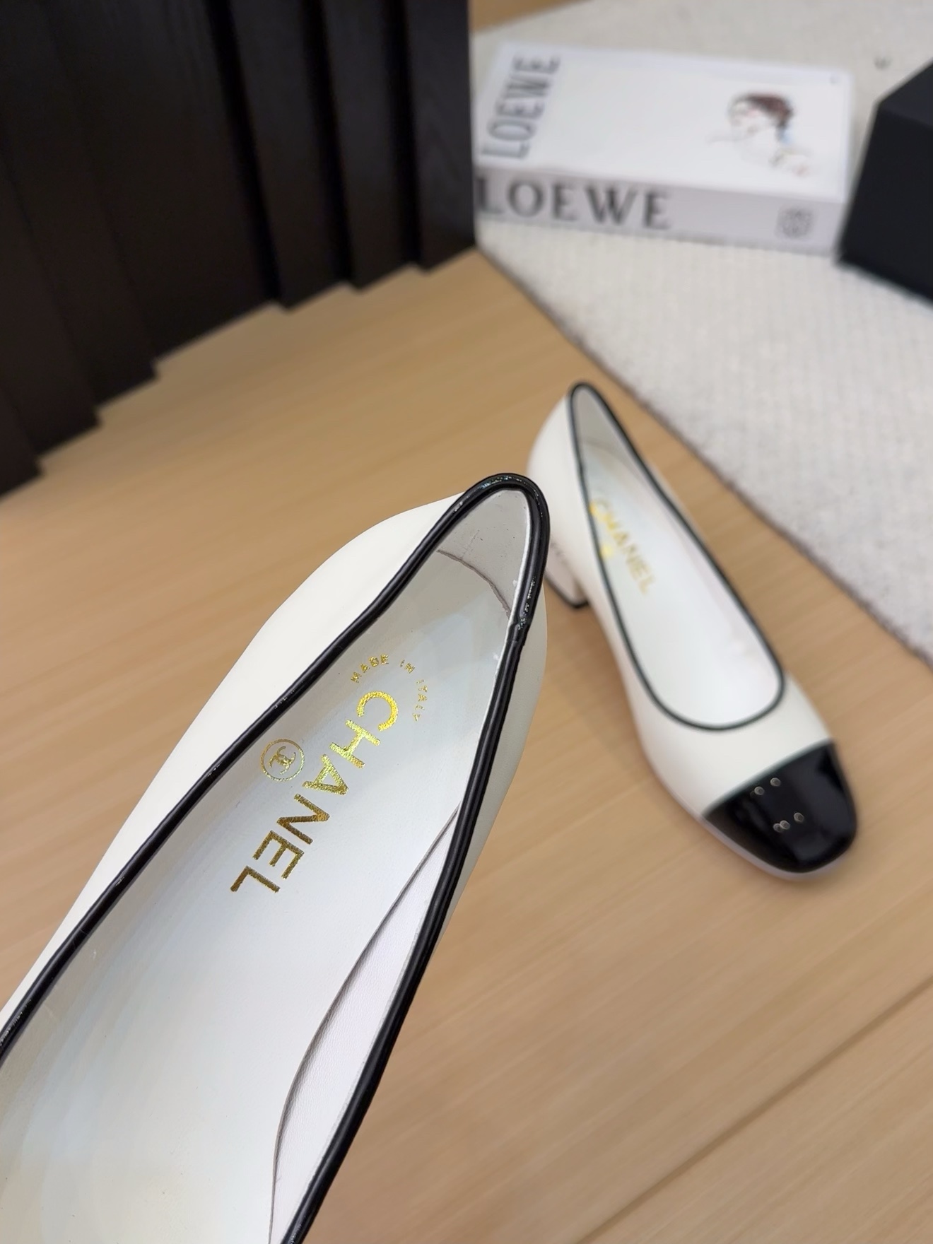 Elegant Women's Two-Tone Pumps with Chain Detail, Classic Design, Comfortable Fit 9 i1743387613 3406 3