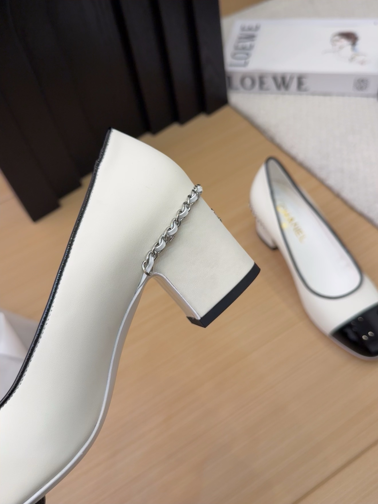 Elegant Women's Two-Tone Pumps with Chain Detail, Classic Design, Comfortable Fit 8 i1743387613 3672 4