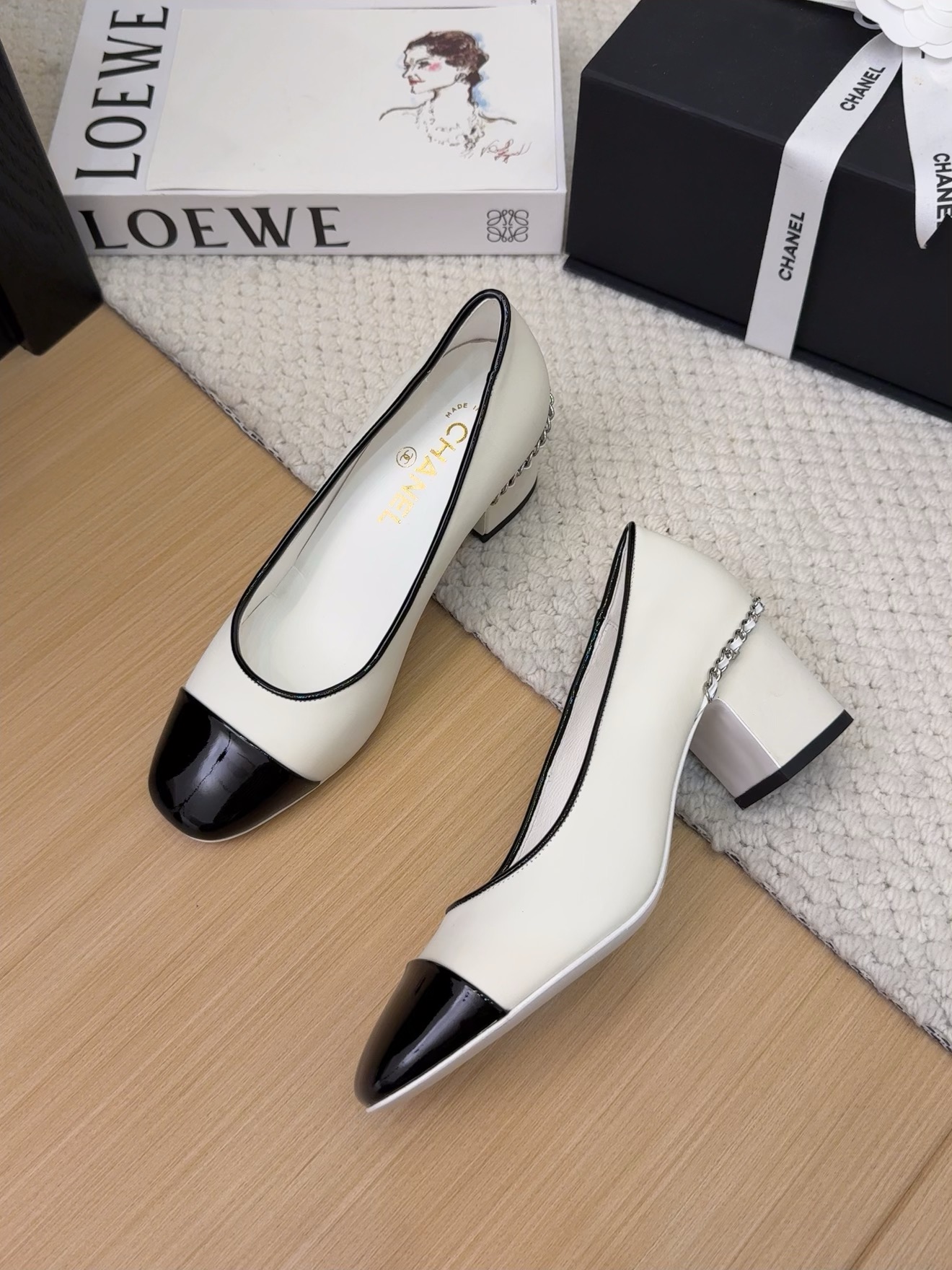 Elegant Women's Two-Tone Pumps with Chain Detail, Classic Design, Comfortable Fit 4 i1743387613 6725 1