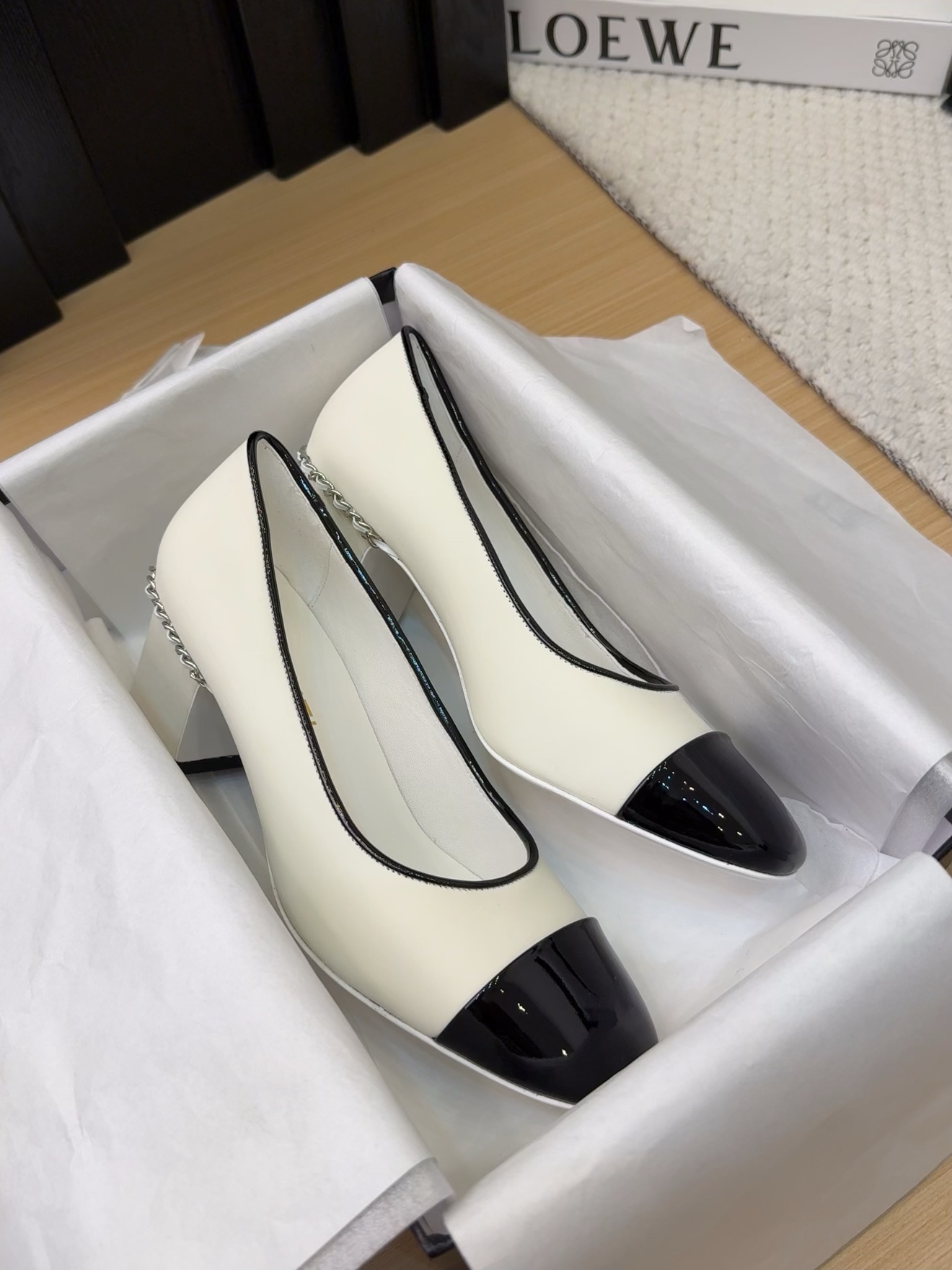 Elegant Women's Two-Tone Pumps with Chain Detail, Classic Design, Comfortable Fit 1 Elegant Women's Two-Tone Pumps with Chain Detail, Classic Design, Comfortable Fit