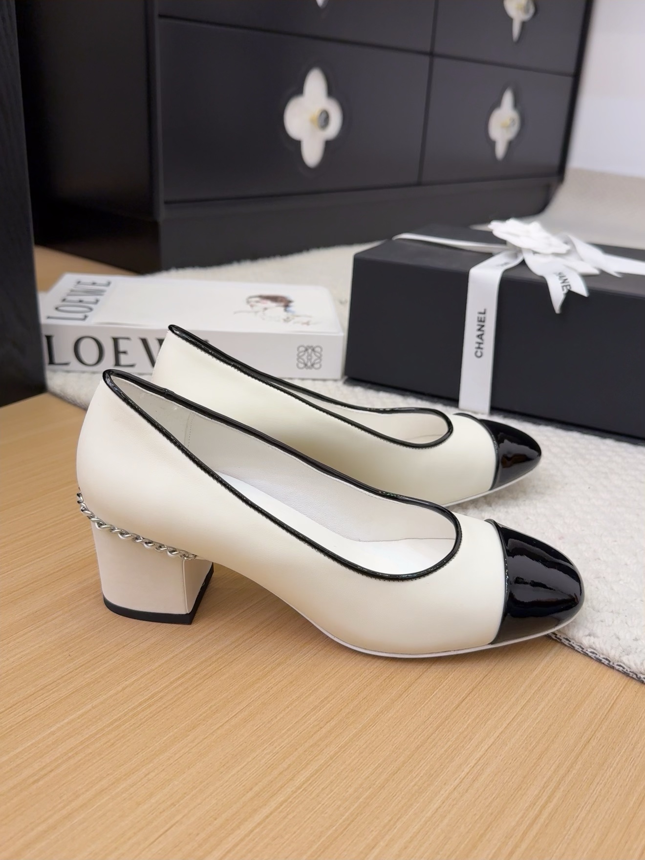 Elegant Women's Two-Tone Pumps with Chain Detail, Classic Design, Comfortable Fit 5 i1743387613 7487 2
