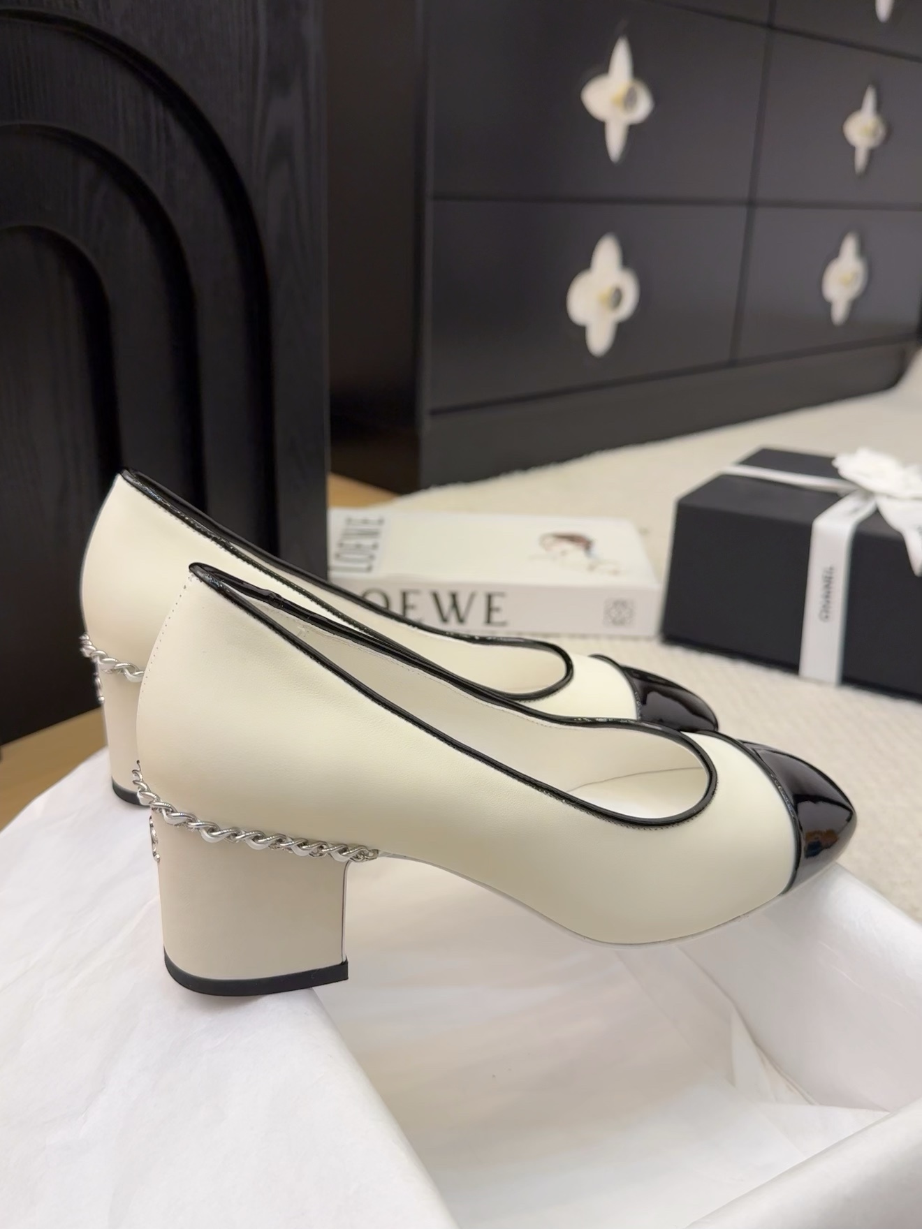 Elegant Women's Two-Tone Pumps with Chain Detail, Classic Design, Comfortable Fit 6 i1743387613 9096 5