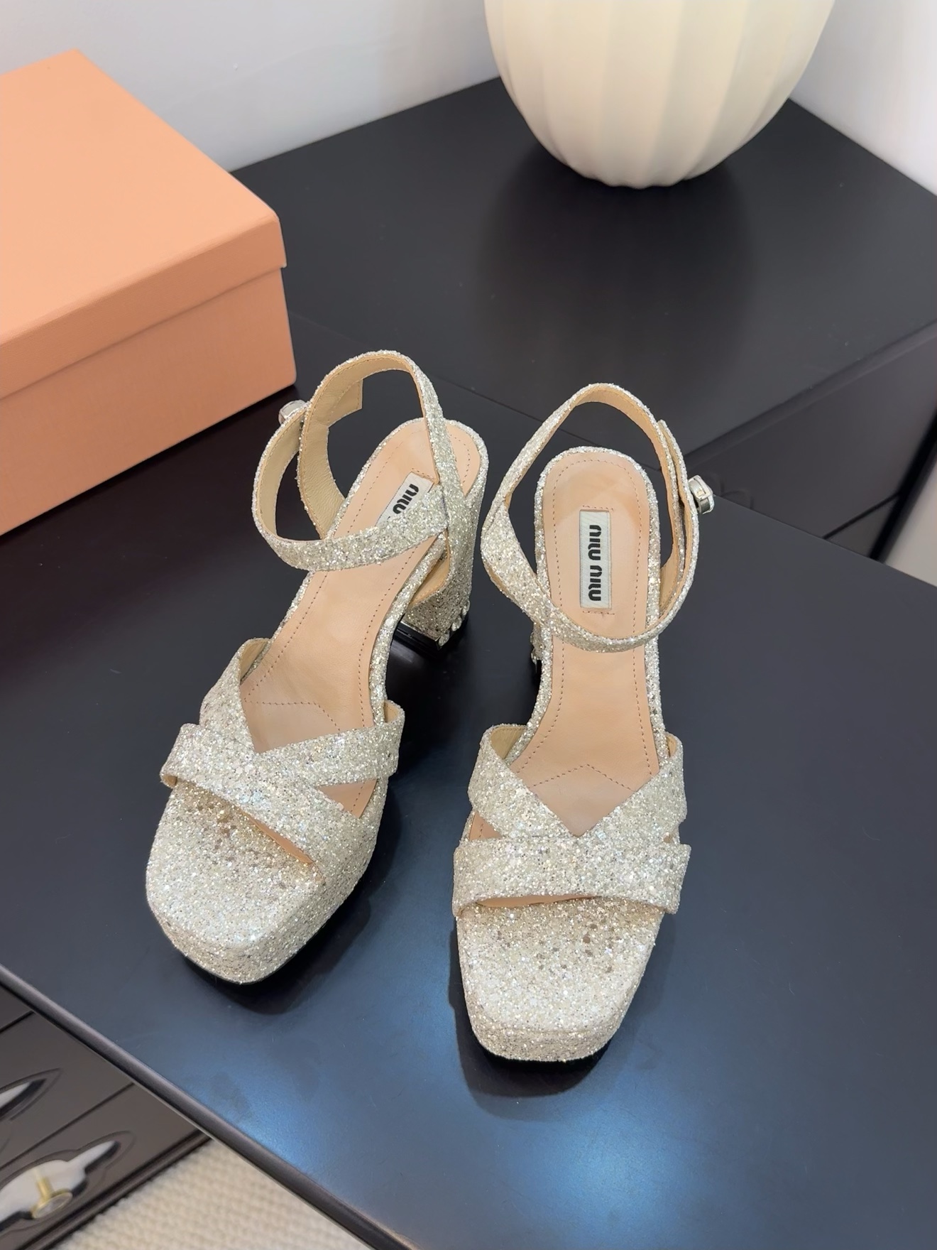 NO:413457,Top version of the District Market Currency [Spot Sale] The entire network counter is explosive and the king of code breaks, the gentle little cutie can't help but fall in love with it. The counter is purchased for 9,000!  !  !  Exclusive mold drill buckle mold opening [Flash sale of all versions in the market] Each model has authentic comparison inspection. The authentic product has been disassembled and evolved perfectly again and again. The details are beyond the authentic product. The counters in the entire network support comparison and identification. The genuine authentic grade is true, and the non-proper version supports no reason to return and exchange!  !  !  Official catalogue Number of sizes 34-40 are all equipped with genuine Italian packaging, high heels, sandals, high heels19860909顶级版本 区市场通货【现货发售】 全网专柜爆爆爆断码王,温柔小可爱会情不自禁爱上的 专柜以9000购入！！！独家模具钻扣开模【秒杀市场一切版本】每款均有正品对比验货,正品经过大拆卸,一次次完美的进化,细节走线超越正品,全网专柜支持对比鉴定,真正的正品级,不对版支持无理由包退包换！！！ 官方目录 码数34-40 均配有意大利正品包装,高跟鞋凉鞋,sandals,high heels,Women's Shoes