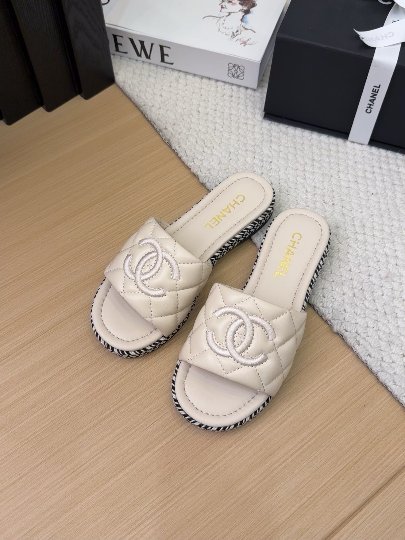 NO:249777,Xiaoxiang Chanel early spring new double C embroidered flat-sole slippers. The original mold is 1:1 and is made with great effort. Xiaohongshu is very popular. It looks good no matter how you match it. A must-have for fashionable beauty. Chanel women loves simplicity and irresistible. Upper sheepskin inner lining: sheepskin inner lining outsole: rubber outsole hemp rope woven Size: 35-39 (40 custom made), slippers, chanel, chanel, slippers, sheepskin19860909小香Chanel早春新款双C刺绣平底一字拖鞋 原版开模1:1倾力打造,小红书力推款,怎么搭配都好看,时髦精必备,香奈儿女士钟爱简约又难以抗拒系 鞋面羊皮 内里:羊皮内里 大底:橡胶大底麻绳编织 码数:35-39（40定做 ),拖鞋,chanel,chanel,slippers,sheepskin,Women's Shoes