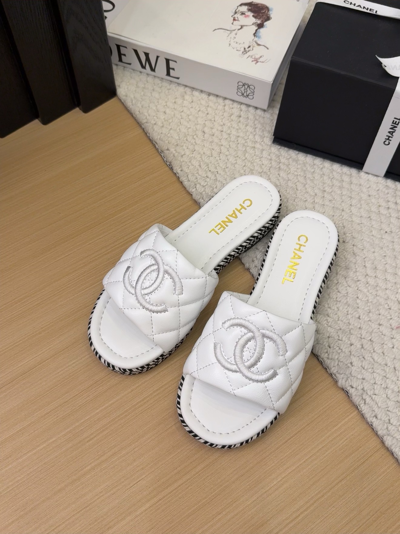 NO:249781,Xiaoxiang Chanel early spring new double C embroidered flat-sole slippers. The original mold is 1:1 and is made with great effort. Xiaohongshu is very popular. It looks good no matter how you match it. A must-have for fashionable beauty. Chanel women loves simplicity and irresistible. Upper sheepskin inner lining: sheepskin inner lining outsole: rubber outsole hemp rope braid. Size: 35-39 (40 custom made), slippers, chanel, chanel, slippers, sheepskin19860909批 小香Chanel早春新款双C刺绣平底一字拖鞋 原版开模1:1倾力打造,小红书力推款,怎么搭配都好看,时髦精必备,香奈儿女士钟爱简约又难以抗拒系 鞋面羊皮 内里:羊皮内里 大底:橡胶大底麻绳编织 码数:35-39（40定做 ),拖鞋,chanel,chanel,slippers,sheepskin,Women's Shoes