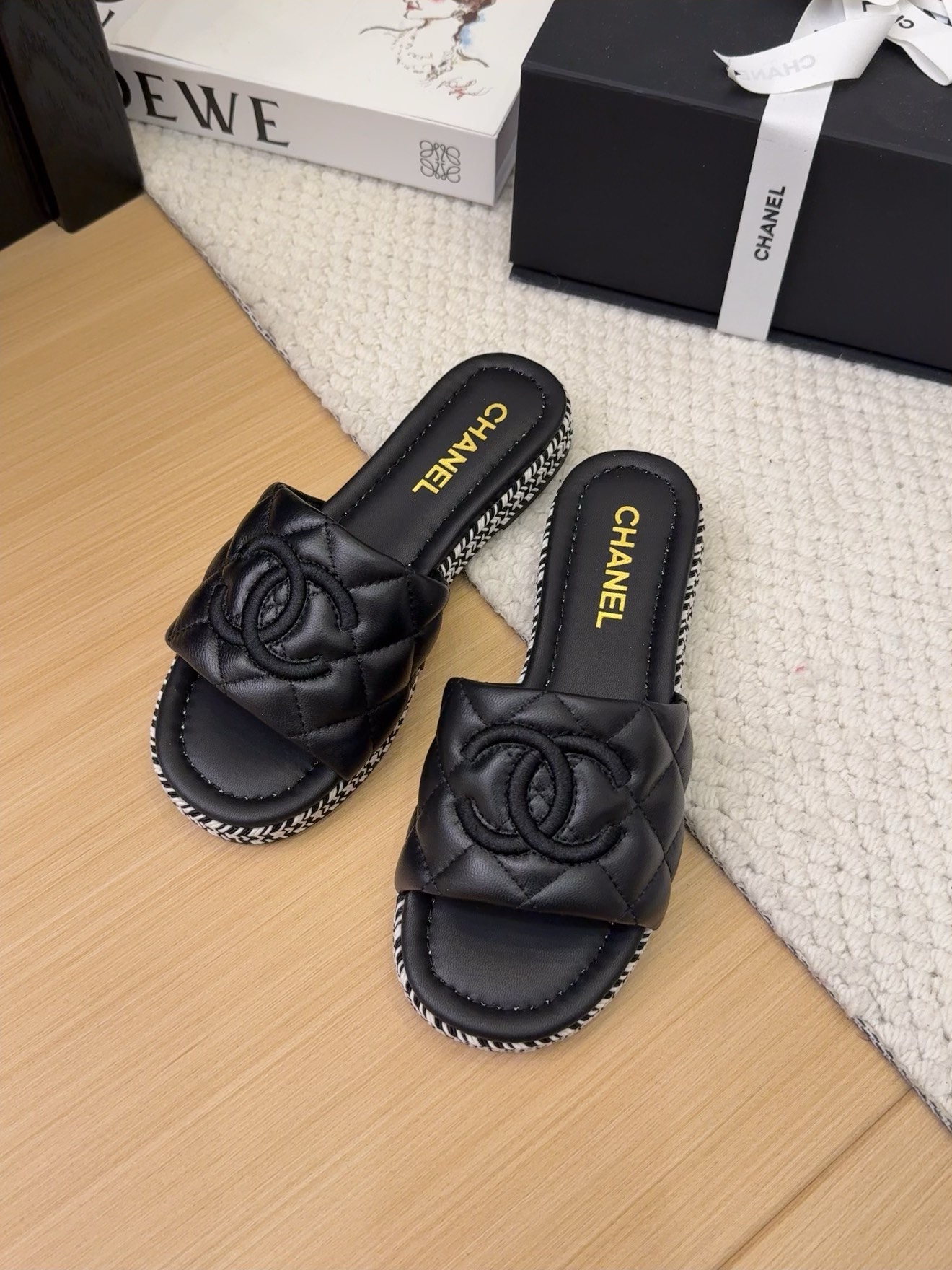 NO:249786,Xiaoxiang Chanel early spring new double C embroidered flat-sole slippers. The original mold is 1:1 and is made with great effort. Xiaohongshu is very popular. It looks good no matter how you match it. A must-have for fashionable beauty. Chanel women loves simplicity and irresistible. Upper sheepskin inner lining: sheepskin inner lining outsole: rubber outsole hemp rope braid. Size: 35-39 (40 custom made), slippers, chanel, chanel, slippers, sheepskin19860909批 小香Chanel早春新款双C刺绣平底一字拖鞋 原版开模1:1倾力打造,小红书力推款,怎么搭配都好看,时髦精必备,香奈儿女士钟爱简约又难以抗拒系 鞋面羊皮 内里:羊皮内里 大底:橡胶大底麻绳编织 码数:35-39（40定做 ),拖鞋,chanel,chanel,slippers,sheepskin,Women's Shoes