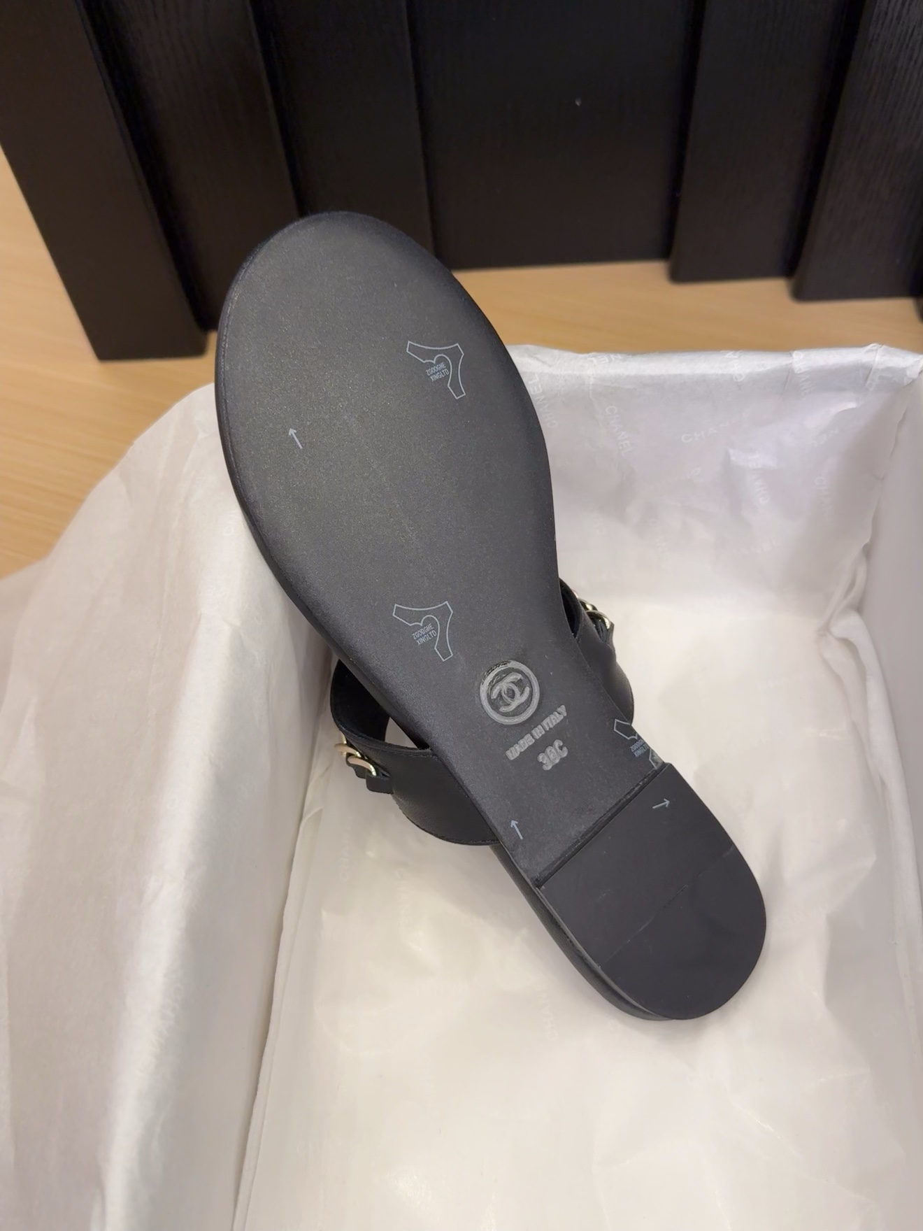Elegant Chanel Black Leather Thong Sandals with Chain Detail - Size 35-39 9 i1743510680 8548 5