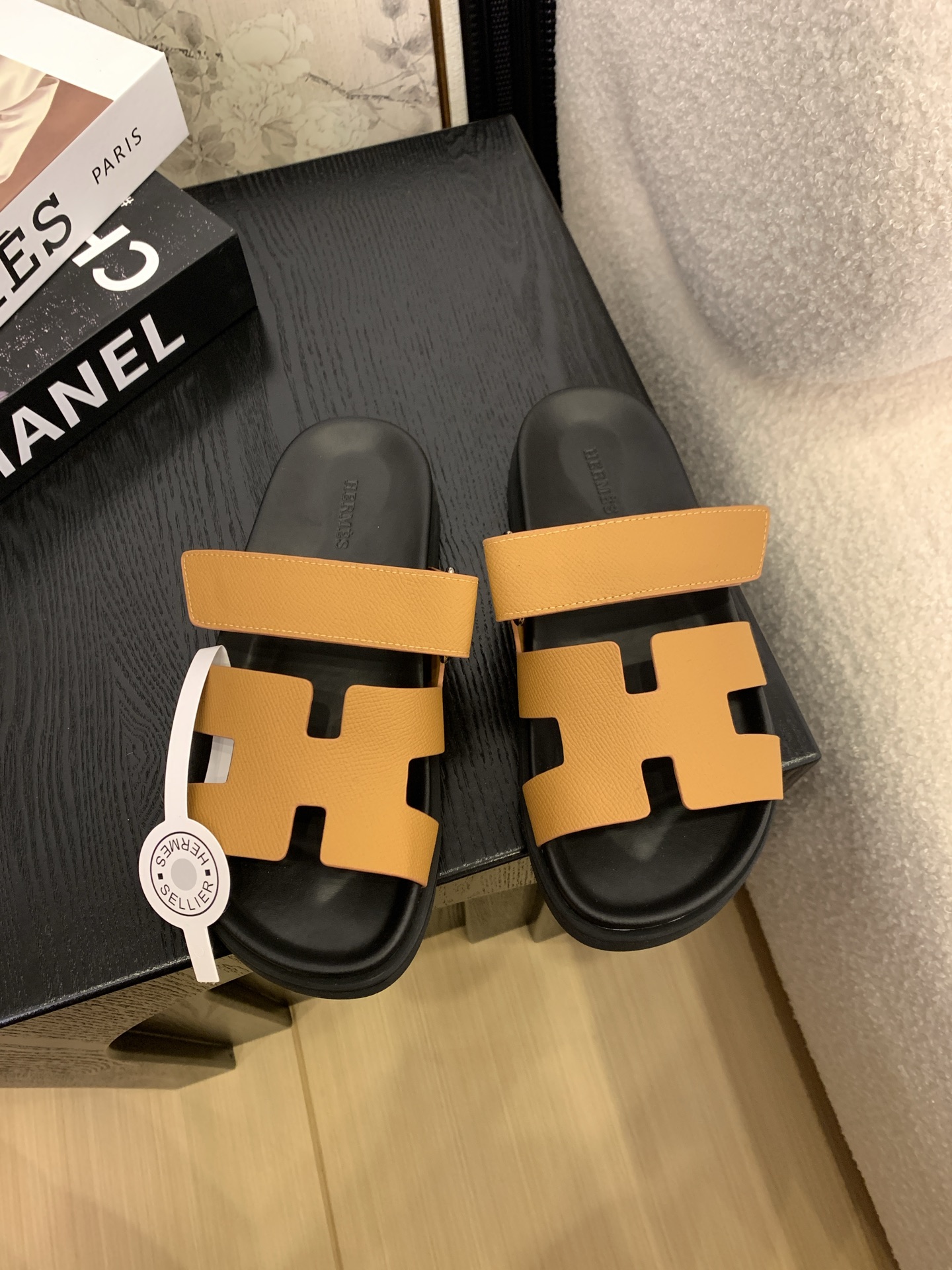 NO:244421,Hermes Top version # Hermes Extra series Old uncle shoes Retro Second uncle slippers H-drag Velcro sandals Original purchase and development Made products Nappa leather functional sandals, paired with ergonomic rubber soles, straps inspired by the classic Chaine d'Ancre pattern. Create a fashionable and leisurely style, which can be said to be a good summer companion. The delivery counter is exquisitely packaged. Size: 35-44, slippers, hermes, hermes, sandals, slippers19860909批 Hermes 顶级版本# 爱马仕Extra系列 老舅鞋 复古 二舅 拖鞋 H拖 魔术贴 凉鞋 原版购入开发 做货 Nappa皮革机能风凉鞋,搭配人体工学橡胶鞋底,袢带灵感源自经典Chaine d'Ancre图案.打造时尚悠闲风格,可谓夏日良伴 配送专柜精美包装 码数: 35-44,拖鞋,hermes,hermes,sandals,slippers,Women's Shoes