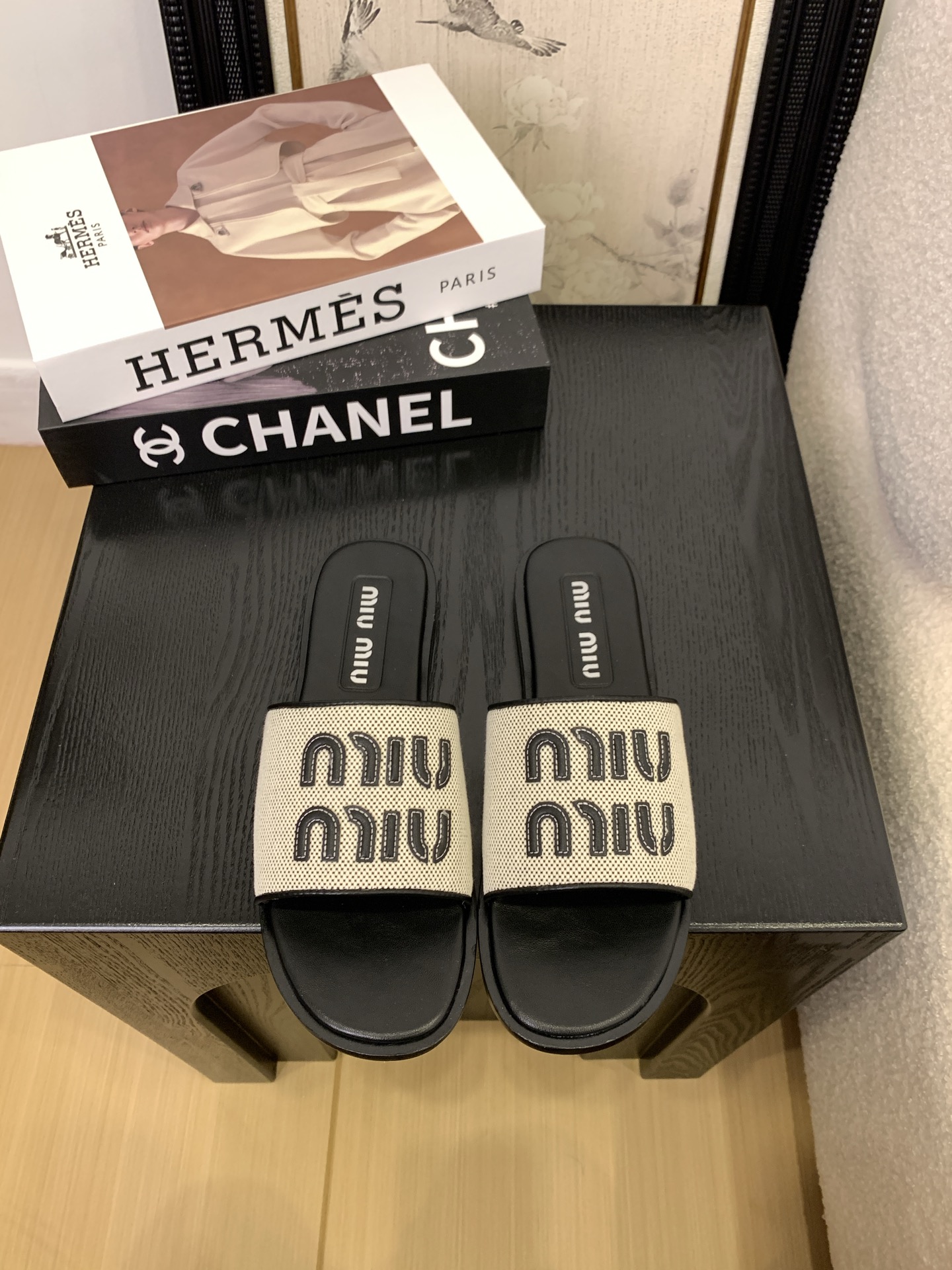 NO:244418,Top version of the District Market Currency [Spot Sale] The entire network counter is explosive and the king of code breaks, the gentle little cutie can't help but fall in love with it. The counter is purchased for 9,000!  !  !  Exclusive mold drill buckle mold opening [Flash sale of all versions in the market] Each model has authentic comparison inspection. The authentic product has been disassembled and evolved perfectly again and again. The details are beyond the authentic product. The counters in the entire network support comparison and identification. The genuine authentic grade is true, and the non-proper version supports no reason to return and exchange!  !  !  Official catalog Number of 34-40 are all equipped with genuine Italian packaging, slippers, slippers19860909顶级版本 区市场通货【现货发售】 全网专柜爆爆爆断码王,温柔小可爱会情不自禁爱上的 专柜以9000购入！！！独家模具钻扣开模【秒杀市场一切版本】每款均有正品对比验货,正品经过大拆卸,一次次完美的进化,细节走线超越正品,全网专柜支持对比鉴定,真正的正品级,不对版支持无理由包退包换！！！ 官方目录 码数34-40 均配有意大利正品包装,拖鞋,slippers,Women's Shoes