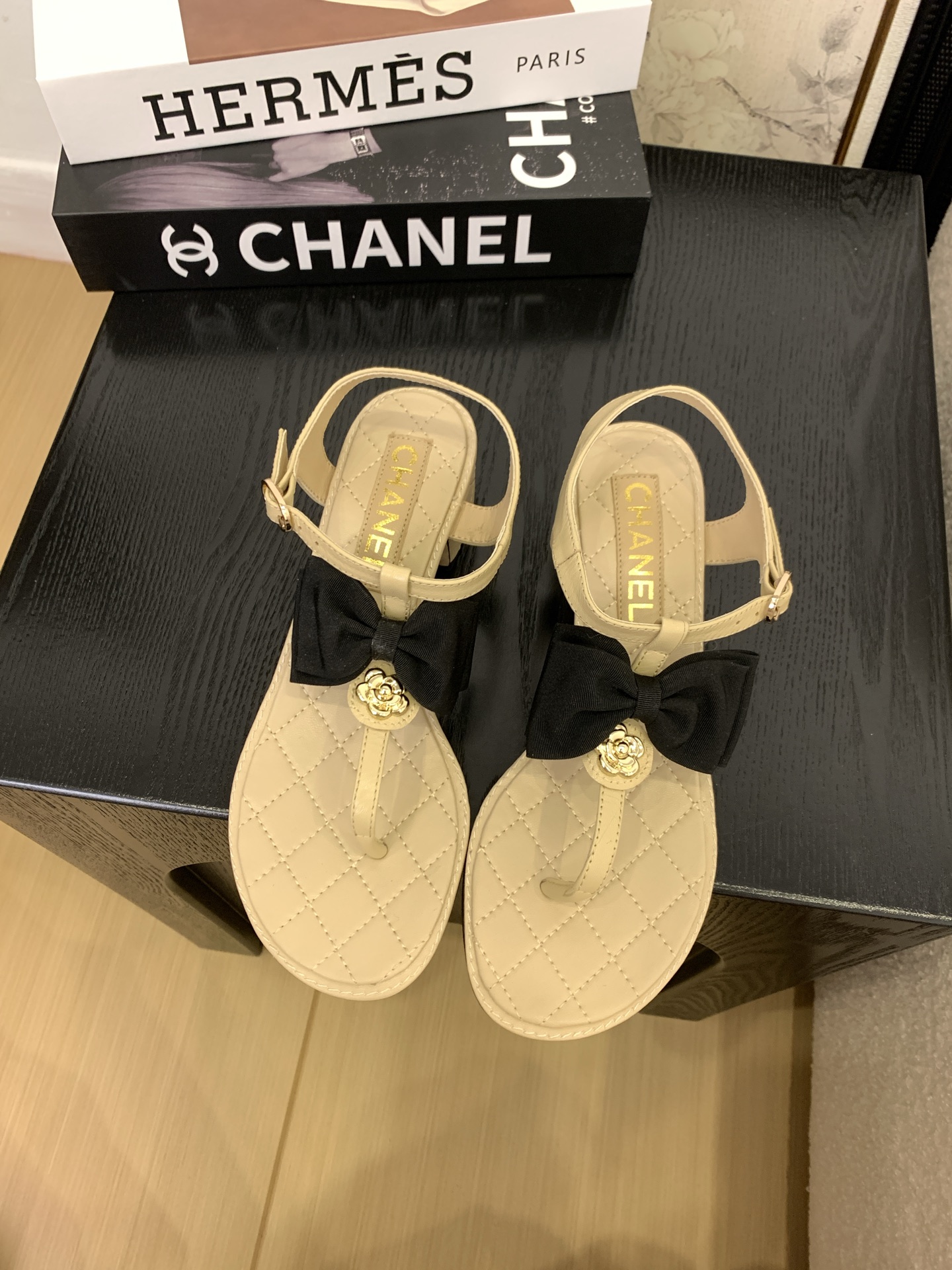 Chanel Women's Classic Thong Sandals with Pearl Buckle - Stylish & Comfortable 3 i1745389788918 3350 0 0