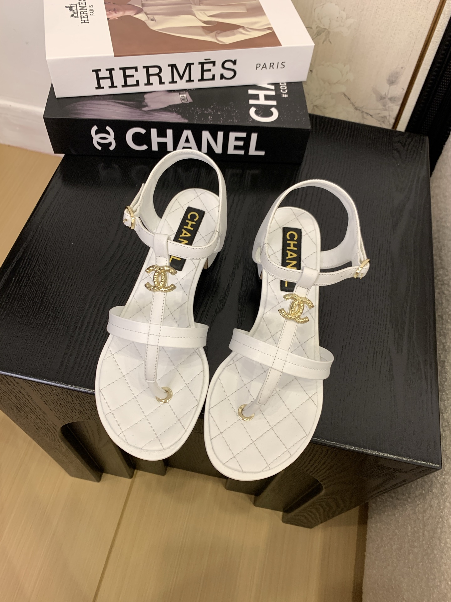 Chanel 2025 Spring/Summer Pearl Clasp Thong Sandals - Classic & Stylish 1 Chanel 2025 Spring/Summer Pearl Clasp Thong Sandals - Classic & Stylish