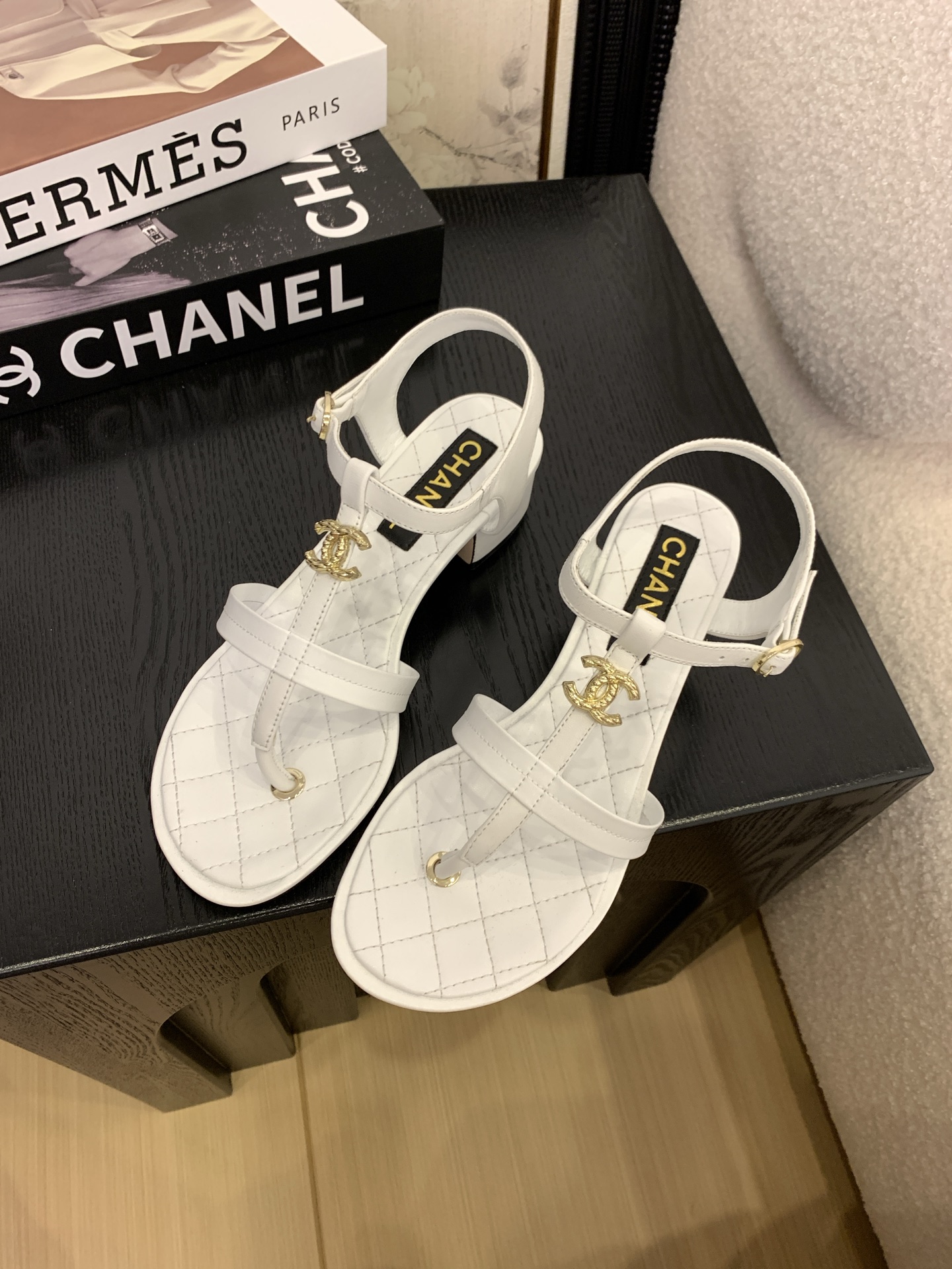 Chanel 2025 Spring/Summer Pearl Clasp Thong Sandals - Classic & Stylish 3 i1745398386041 1215 0 1
