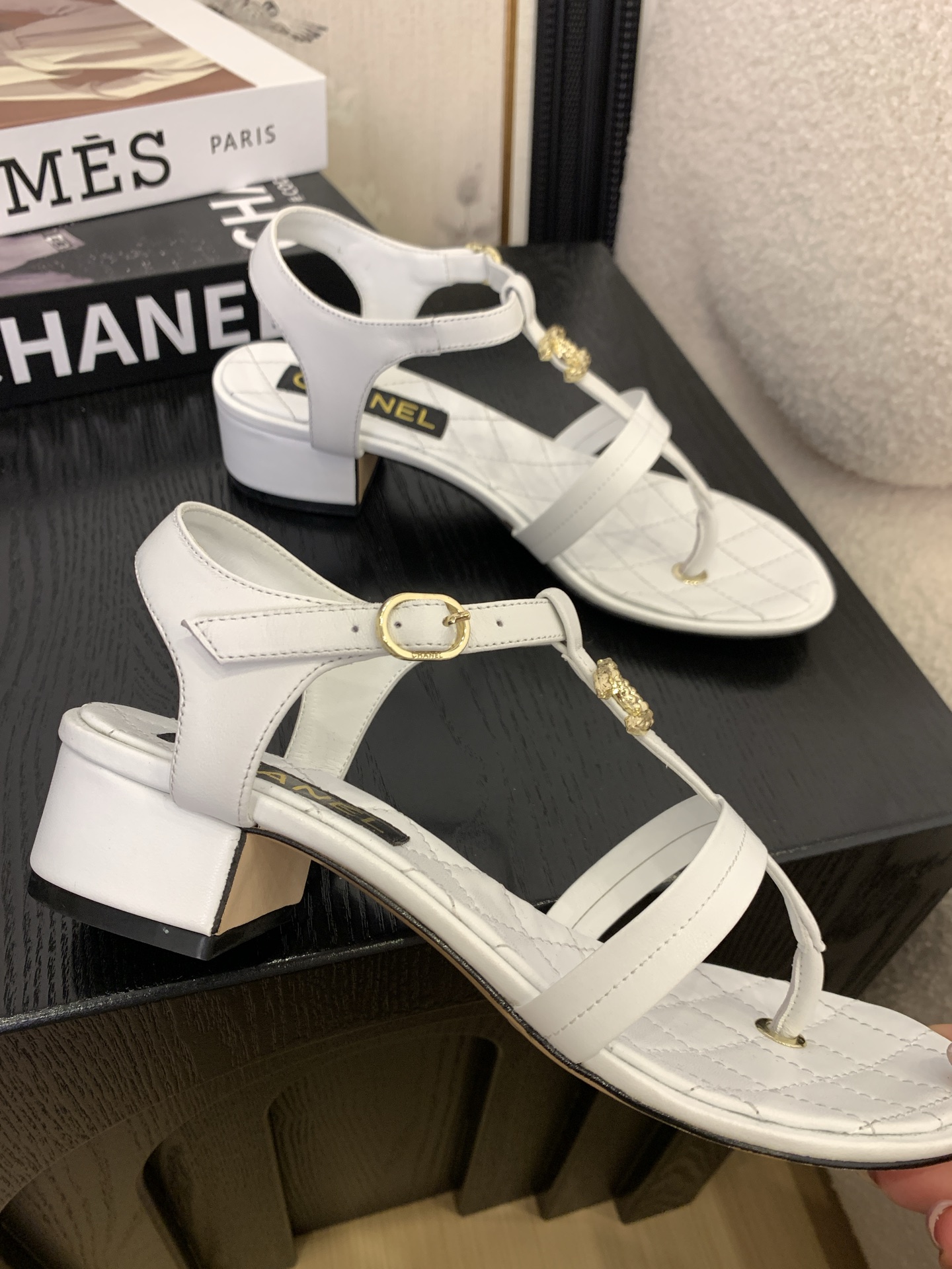 Chanel 2025 Spring/Summer Pearl Clasp Thong Sandals - Classic & Stylish 4 i1745398386152 4790 0 2