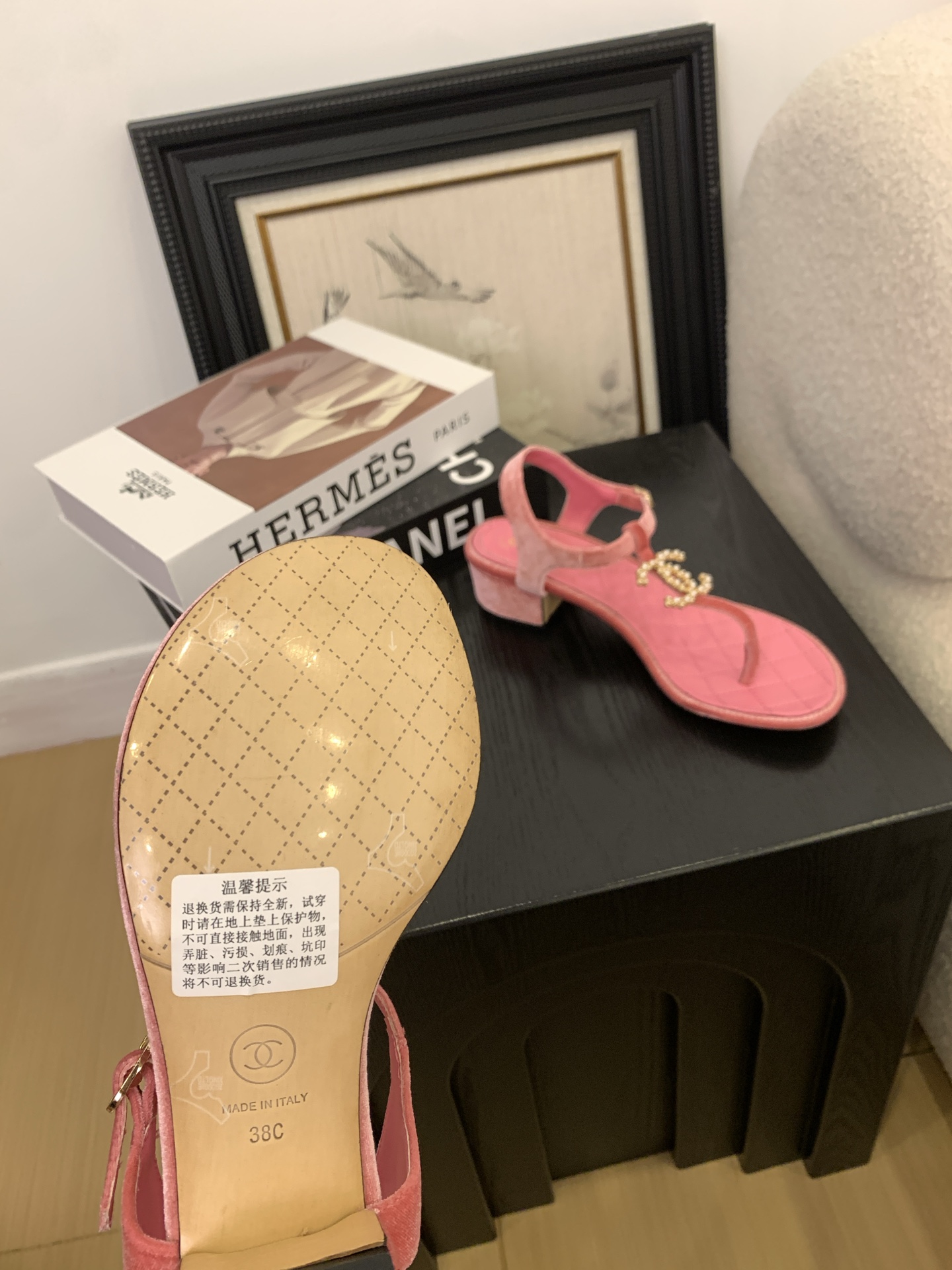 Chanel Women's Classic Thong Sandals with Iridescent Pearl CC Logo 6 i1745406830548 17 0 3