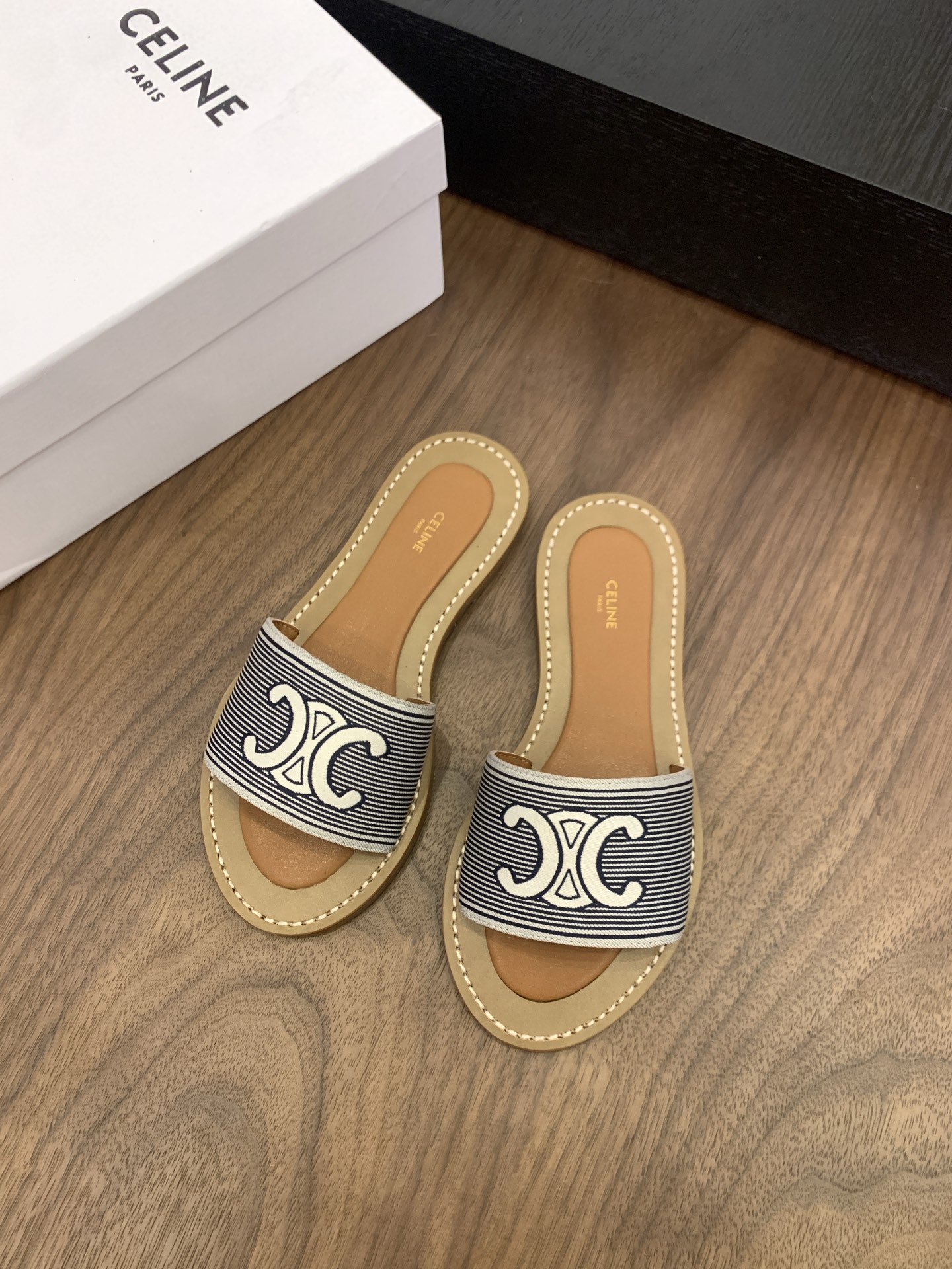 NO:409791,【CELIN*】Age level New spring and summer Arc de Triomphe retro Roman sandals slippers No pressure in and out of the counter, heavy industry version, refuse to see fake low goods Original last, N debugging, this one is absolutely Vintage retro flavor, upper material counter latest original fabric Outsole: genuine leather midsole edge strip original packaging Shoe size 35-40 (41 custom made without return and exchange), slippers sandals, celine, sandals, slippers19860909【CELIN*】代级别 春夏新品凯旋门复古罗马凉鞋拖鞋 进出专柜无压力,重工版,拒绝一眼假low货 原版楦型,调试N次、这款上脚绝对Vintage复古风味十足  鞋面材质专柜最新原版布 大底: 真皮中底沿条原版全套包装 鞋码35-40(41定做不退换),拖鞋凉鞋,celine,sandals,slippers,Women's Shoes