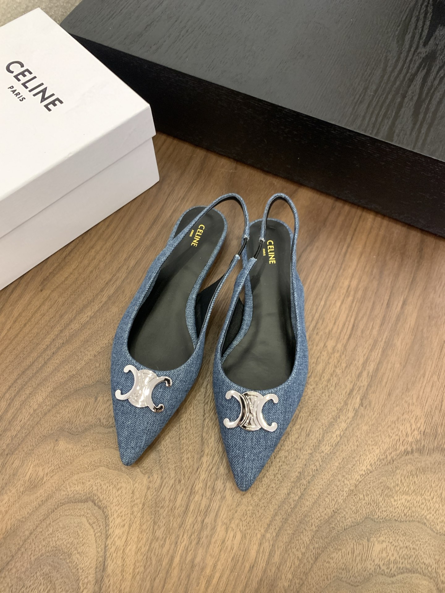 NO:409793,Purchase grade CELINE 2025 super age-reducing girl style, a pair of overly beautiful Mary Jane shoes are very convenient to put on and take off. The soft patent leather fabric adds fashionableness. I want to use this shoe to eliminate the toughness of patent leather in everyone's heart. Not all patent leather is hard, this one is very soft. T-bar denim single shoes. Very retro small leather shoes. It looks super slim and super beautiful on the feet. C home specific exquisite Arc de Triomphe logo. It's good to see. Original upper denim, inner sheepskin, soles, Italian cowhide, genuine leather outsole. Size 35-39 (40 customized, no return or exchange), slippers, celine, chanel, sandals, mary jane, slippers, cowhide, sheepskin, Leather soles19860909代购级CELINE 2025超级减龄的少女款,一双过分美丽的玛丽珍鞋穿脱很方便,柔软的漆皮面料加分时髦度,我要通过这款鞋消除漆皮在大家心里偏硬磨脚的芥蒂,并不是所有的漆皮都是偏硬的,这款就非常柔软.T-bar牛仔单鞋 非常复古的小皮鞋 上脚真的超级显瘦超级美 C家特定的精致凯旋门logo 好看到爆 鞋面原版牛仔 内里羊皮 鞋底意大利牛皮真皮大底 尺码35-39（40订做不退换）,拖鞋凉鞋,celine,chanel,sandals,mary jane,slippers,cowhide,sheepskin,Leather soles,Women's Shoes