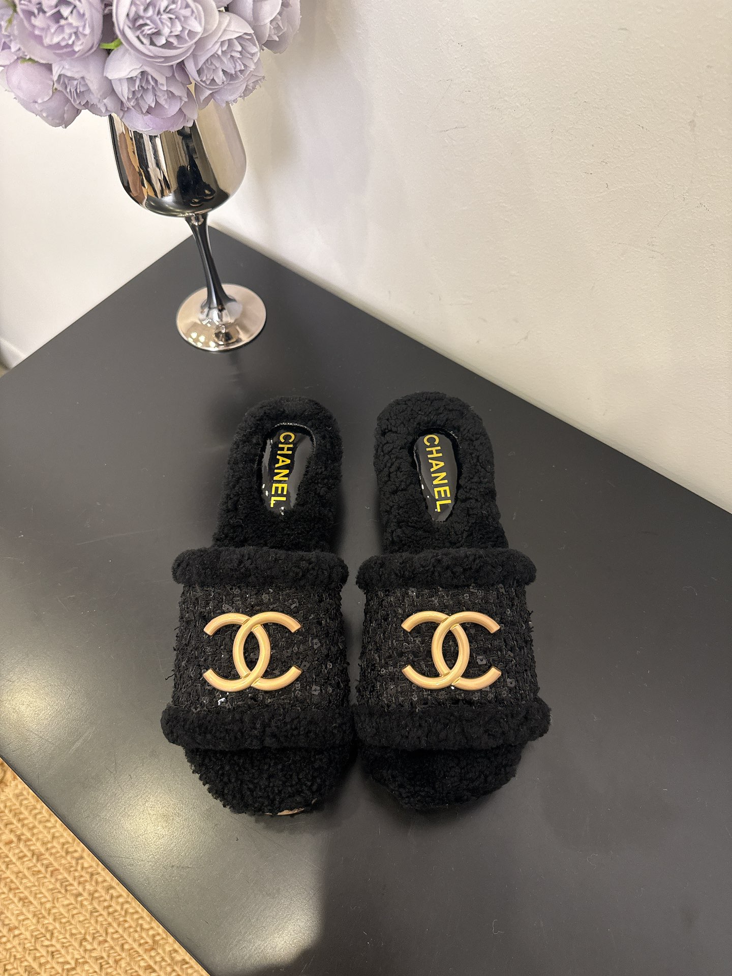 NO:413450,Top version of the District Market Currency [Spot Sale] The entire network counter is explosive and the king of code breaks, the gentle little cutie can't help but fall in love with it. The counter is purchased for 9,000!  !  !  Exclusive mold drill buckle mold opening [Flash sale of all versions in the market] Each model has authentic comparison inspection. The authentic product has been disassembled and evolved perfectly again and again. The details are beyond the authentic product. The counters in the entire network support comparison and identification. The genuine authentic grade is true, and the non-proper version supports no reason to return and exchange!  !  !  Official catalog Number of codes 34-40 Quanzhen wool all come with genuine Italian packaging, slippers, slippers19860909顶级版本 区市场通货【现货发售】 全网专柜爆爆爆断码王,温柔小可爱会情不自禁爱上的 专柜以9000购入！！！独家模具钻扣开模【秒杀市场一切版本】每款均有正品对比验货,正品经过大拆卸,一次次完美的进化,细节走线超越正品,全网专柜支持对比鉴定,真正的正品级,不对版支持无理由包退包换！！！ 官方目录 码数34-40 全真羊毛 均配有意大利正品包装,拖鞋,slippers,Women's Shoes