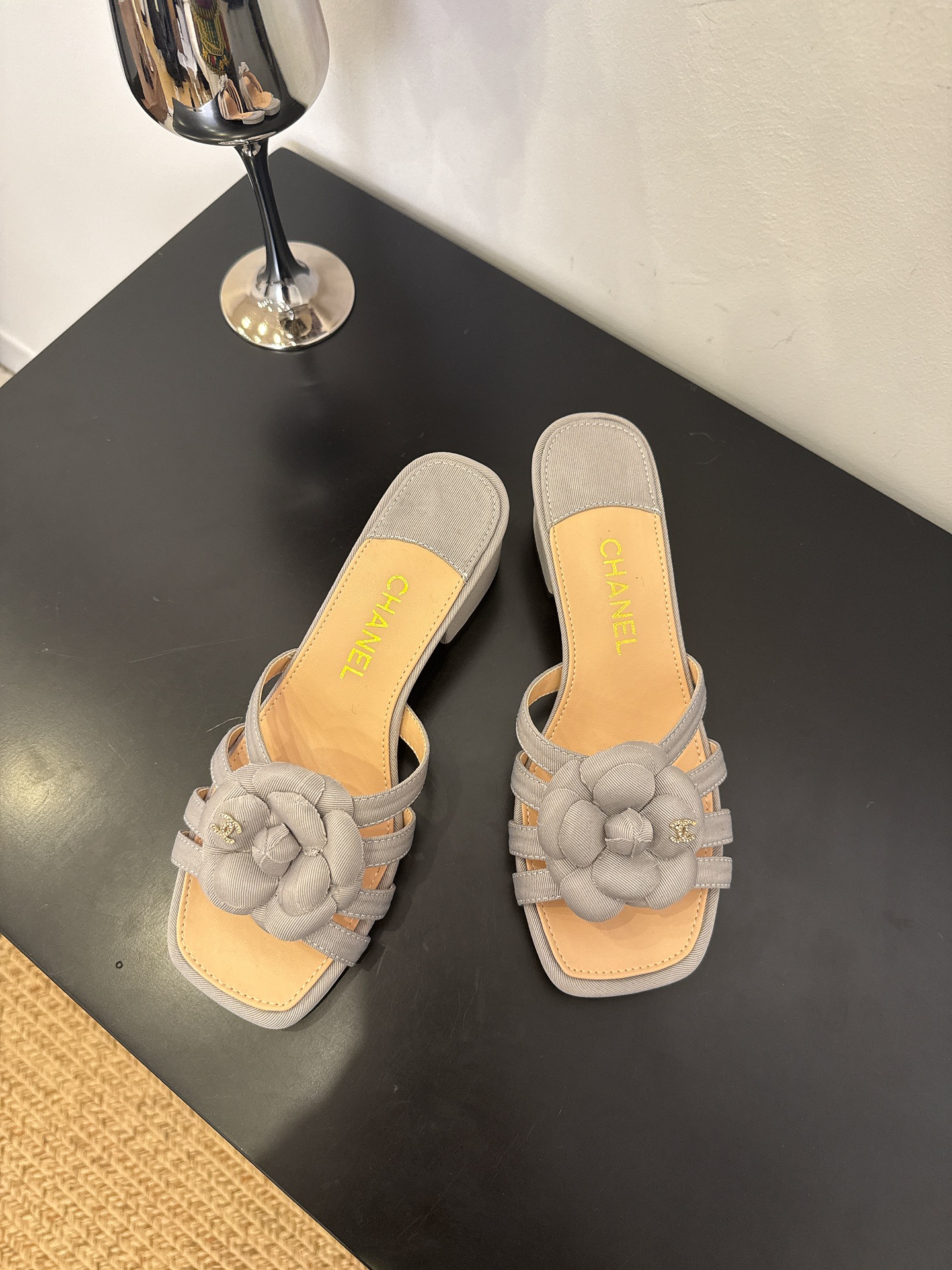 NO:413441,Top version of the District Market Currency [Spot Sale] The entire network counter is explosive and the king of code breaks, the gentle little cutie can't help but fall in love with it. The counter is purchased for 9,000!  !  !  Exclusive mold drill buckle mold opening [Flash sale of all versions in the market] Each model has authentic comparison inspection. The authentic product has been disassembled and evolved perfectly again and again. The details are beyond the authentic product. The counters in the entire network support comparison and identification. The genuine authentic grade is true, and the non-proper version supports no reason to return and exchange!  !  !  Official catalog Number of 34-40 Diamonds 20 are equipped with genuine Italian packaging, high heels, slippers, high heels, slippers19860909顶级版本 区市场通货【现货发售】 全网专柜爆爆爆断码王,温柔小可爱会情不自禁爱上的 专柜以9000购入！！！独家模具钻扣开模【秒杀市场一切版本】每款均有正品对比验货,正品经过大拆卸,一次次完美的进化,细节走线超越正品,全网专柜支持对比鉴定,真正的正品级,不对版支持无理由包退包换！！！ 官方目录 码数34-40 烫钻20 均配有意大利正品包装,高跟鞋拖鞋,high heels,slippers,Women's Shoes