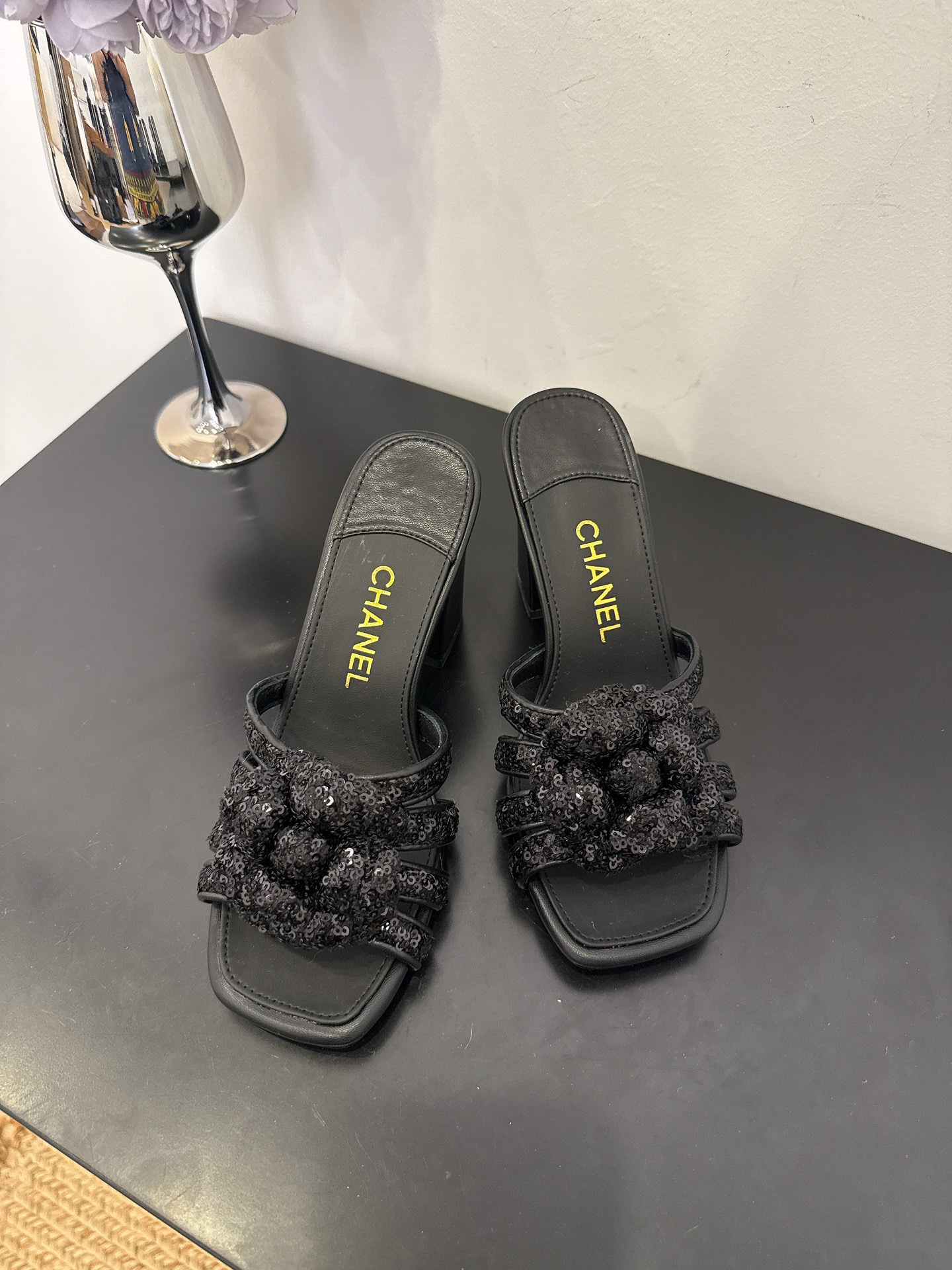 NO:414382,Top version of the District Market Currency [Spot Sale] The entire network counter is explosive and the king of code breaks, the gentle little cutie can't help but fall in love with it. The counter is purchased for 9,000!  !  !  Exclusive mold drill buckle mold opening [Flash sale of all versions in the market] Each model has authentic comparison inspection. The authentic product has been disassembled and evolved perfectly again and again. The details are beyond the authentic product. The counters in the entire network support comparison and identification. The genuine authentic grade is true, and the non-proper version supports no reason to return and exchange!  !  !  Official catalog Number of codes 34-40 20 diamonds are equipped with genuine Italian packaging, slippers, slippers19860909顶级版本 区市场通货【现货发售】 全网专柜爆爆爆断码王,温柔小可爱会情不自禁爱上的 专柜以9000购入！！！独家模具钻扣开模【秒杀市场一切版本】每款均有正品对比验货,正品经过大拆卸,一次次完美的进化,细节走线超越正品,全网专柜支持对比鉴定,真正的正品级,不对版支持无理由包退包换！！！ 官方目录 码数34-40 烫钻20 均配有意大利正品包装,拖鞋,slippers,Women's Shoes