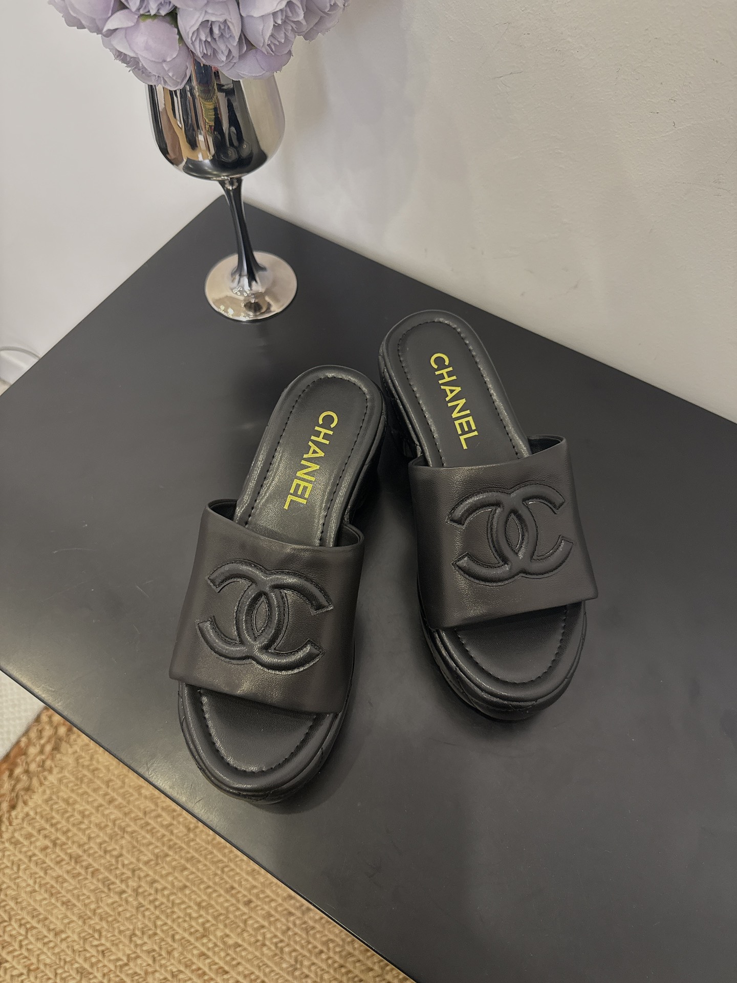 NO:418977,Top version of the District Market Currency [Spot Sale] The entire network counter is explosive and the king of code breaks, the gentle little cutie can't help but fall in love with it. The counter is purchased for 9,000!  !  !  Exclusive mold drill buckle mold opening [Flash sale of all versions in the market] Each model has authentic comparison inspection. The authentic product has been disassembled and evolved perfectly again and again. The details are beyond the authentic product. The counters in the entire network support comparison and identification. The genuine authentic grade is true, and the non-proper version supports no reason to return and exchange!  !  !  Official catalog Number of 34-40 are all equipped with genuine Italian packaging, slippers, slippers19860909顶级版本 区市场通货【现货发售】 全网专柜爆爆爆断码王,温柔小可爱会情不自禁爱上的 专柜以9000购入！！！独家模具钻扣开模【秒杀市场一切版本】每款均有正品对比验货,正品经过大拆卸,一次次完美的进化,细节走线超越正品,全网专柜支持对比鉴定,真正的正品级,不对版支持无理由包退包换！！！ 官方目录 码数34-40 均配有意大利正品包装,拖鞋,slippers,Women's Shoes