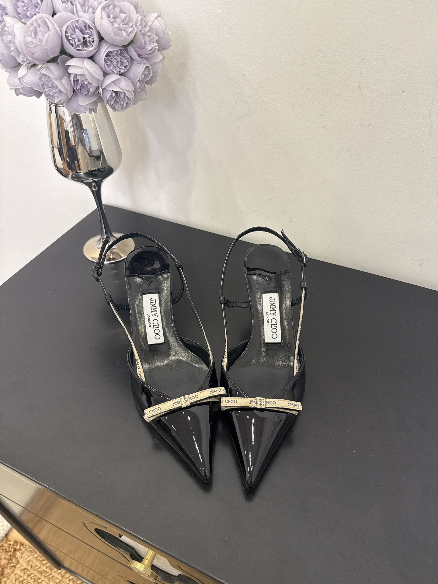 NO:418945,| 5 Jimmy Choo Lambskin single shoes are on new, Superb Zhou Yangjie 24 Spring and Summer Series, Stunning Reunion, Elegant Encounter, Beauty of Collision, Recommended Street Photos of Fashion and Foreign Bloggers, Bold and Chic, Full Score Street Photos, Fashionable and Atmospheric, Elegant and Beautiful, Eye-catching, Personalized Pointed Toe, The style is ever-changing, The lens is with you, Italian leather outsole, Flat-soled design, commuting and shopping, Original development, The code is easy to control, Number of 35-42 40 4142 Order, The counter is synchronized, Original packaging, High heels, Sheepskin, Leather soles19860909| 5  Jimmy Choo 小羊皮单鞋上新 超赞周仰杰24春夏系列 重逢惊艳 优雅邂逅 碰撞之美 时尚国外博主同款街拍推荐 造型大胆别致满分街拍 时髦大气 优雅靓丽吸睛个性尖头 风格千变 镜头相随,意大利真皮大底 平底设计通勤逛街都不累脚 原版开发 码正易驾驭 码数35-42 40 4142 订 专柜同步原版包装,高跟鞋凉鞋,jimmy choo,sandals,high heels,sheepskin,Leather soles,Women's Shoes