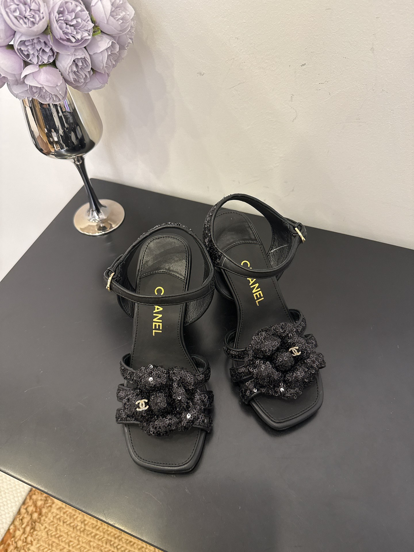 NO:418923,Top version of the District Market Currency [Spot Sale] The entire network counter is explosive and the king of code breaks, the gentle little cutie can't help but fall in love with it. The counter is purchased for 9,000!  !  !  Exclusive mold drill buckle mold opening [Flash sale of all versions in the market] Each model has authentic comparison inspection. The authentic product has been disassembled and evolved perfectly again and again. The details are beyond the authentic product. The counters in the entire network support comparison and identification. The genuine authentic grade is true, and the non-proper version supports no reason to return and exchange!  !  !  Official catalog Number of sizes 34-40 20 diamonds are equipped with genuine Italian packaging, high heels, sandals, high heels19860909顶级版本 区市场通货【现货发售】 全网专柜爆爆爆断码王,温柔小可爱会情不自禁爱上的 专柜以9000购入！！！独家模具钻扣开模【秒杀市场一切版本】每款均有正品对比验货,正品经过大拆卸,一次次完美的进化,细节走线超越正品,全网专柜支持对比鉴定,真正的正品级,不对版支持无理由包退包换！！！ 官方目录 码数34-40 烫钻20 均配有意大利正品包装,高跟鞋凉鞋,sandals,high heels,Women's Shoes