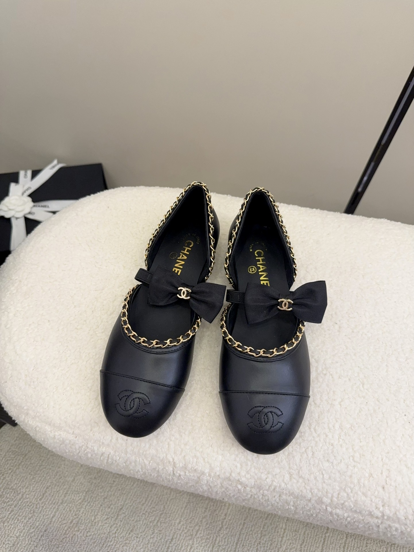 NO:460676,Top version of the District Market Currency [Spot Sale] The entire network counter is explosive and the code breaking king, the gentle little cutie can't help but fall in love with the counter to buy it!  !  !  Exclusive mold drill buckle mold opening [Flash sale of all versions in the market] Each model has authentic comparison inspection. The authentic product has been disassembled and evolved perfectly again and again. The details are beyond the authentic product. The counters in the entire network support comparison and identification. The genuine authentic grade is true, and the non-proper version supports no reason to return and exchange!  !  !  Official catalogue Number of codes 34-40 P net leather all come with genuine Italian packaging, single shoes19860909顶级版本 区市场通货【现货发售】 全网专柜爆爆爆断码王,温柔小可爱会情不自禁爱上的 专柜以购入！！！独家模具钻扣开模【秒杀市场一切版本】每款均有正品对比验货,正品经过大拆卸,一次次完美的进化,细节走线超越正品,全网专柜支持对比鉴定,真正的正品级,不对版支持无理由包退包换！！！ 官方目录 码数34-40 P 网 皮 均配有意大利正品包装,单鞋,Women's Shoes