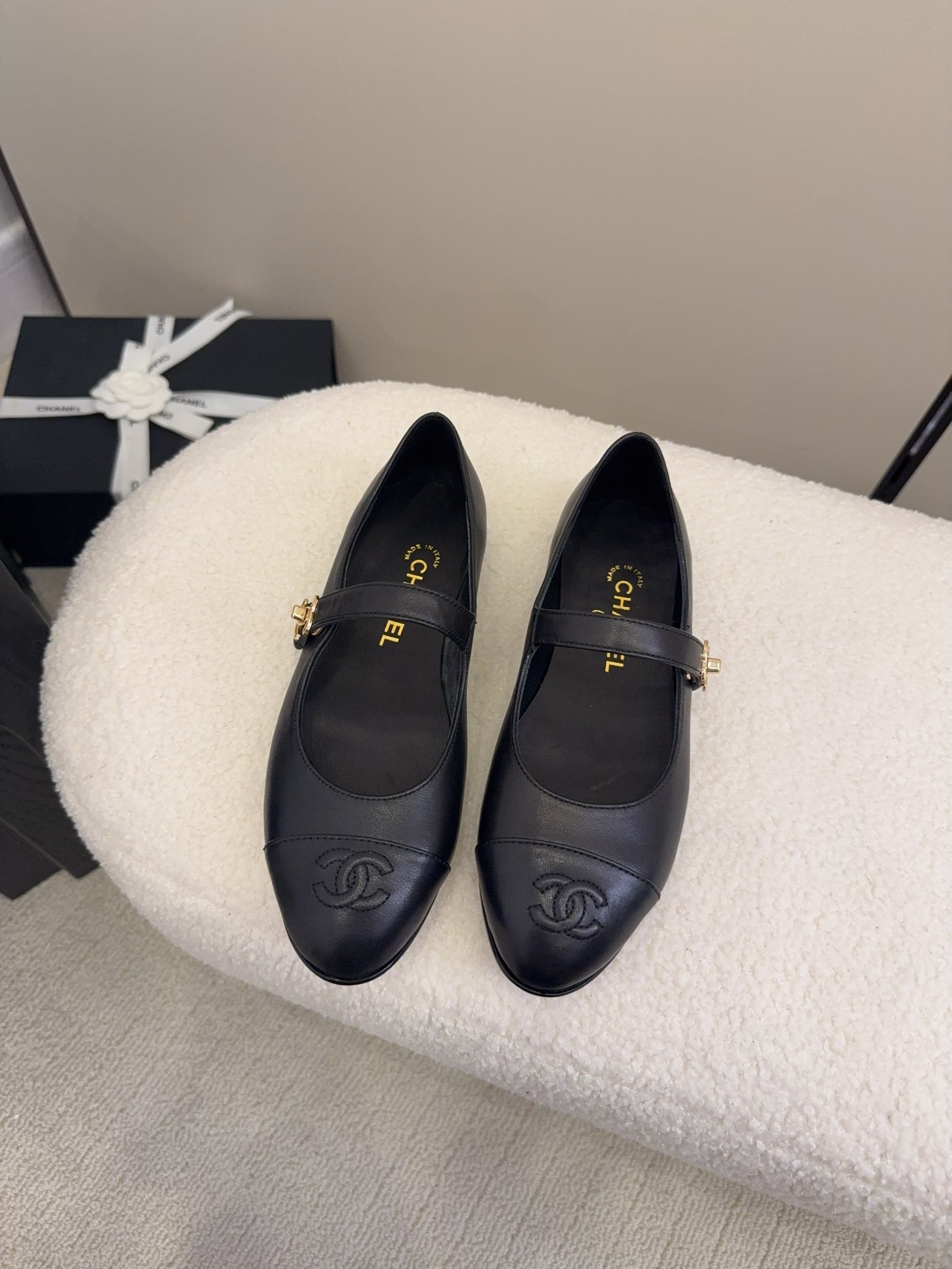 NO:460669,Top version of the District Market Currency [Spot Sale] The entire network counter is explosive and the king of code breaks, the gentle little cutie can't help but fall in love with it. The counter is purchased for 9,000!  !  !  Exclusive mold drill buckle mold opening [Flash sale of all versions in the market] Each model has authentic comparison inspection. The authentic product has been disassembled and evolved perfectly again and again. The details are beyond the authentic product. The counters in the entire network support comparison and identification. The genuine authentic grade is true, and the non-proper version supports no reason to return and exchange!  !  !  Official catalog Number of 34-40 P all come with genuine Italian packaging, single shoes19860909顶级版本 区市场通货【现货发售】 全网专柜爆爆爆断码王,温柔小可爱会情不自禁爱上的 专柜以9000购入！！！独家模具钻扣开模【秒杀市场一切版本】每款均有正品对比验货,正品经过大拆卸,一次次完美的进化,细节走线超越正品,全网专柜支持对比鉴定,真正的正品级,不对版支持无理由包退包换！！！ 官方目录 码数34-40 P 均配有意大利正品包装,单鞋,Women's Shoes