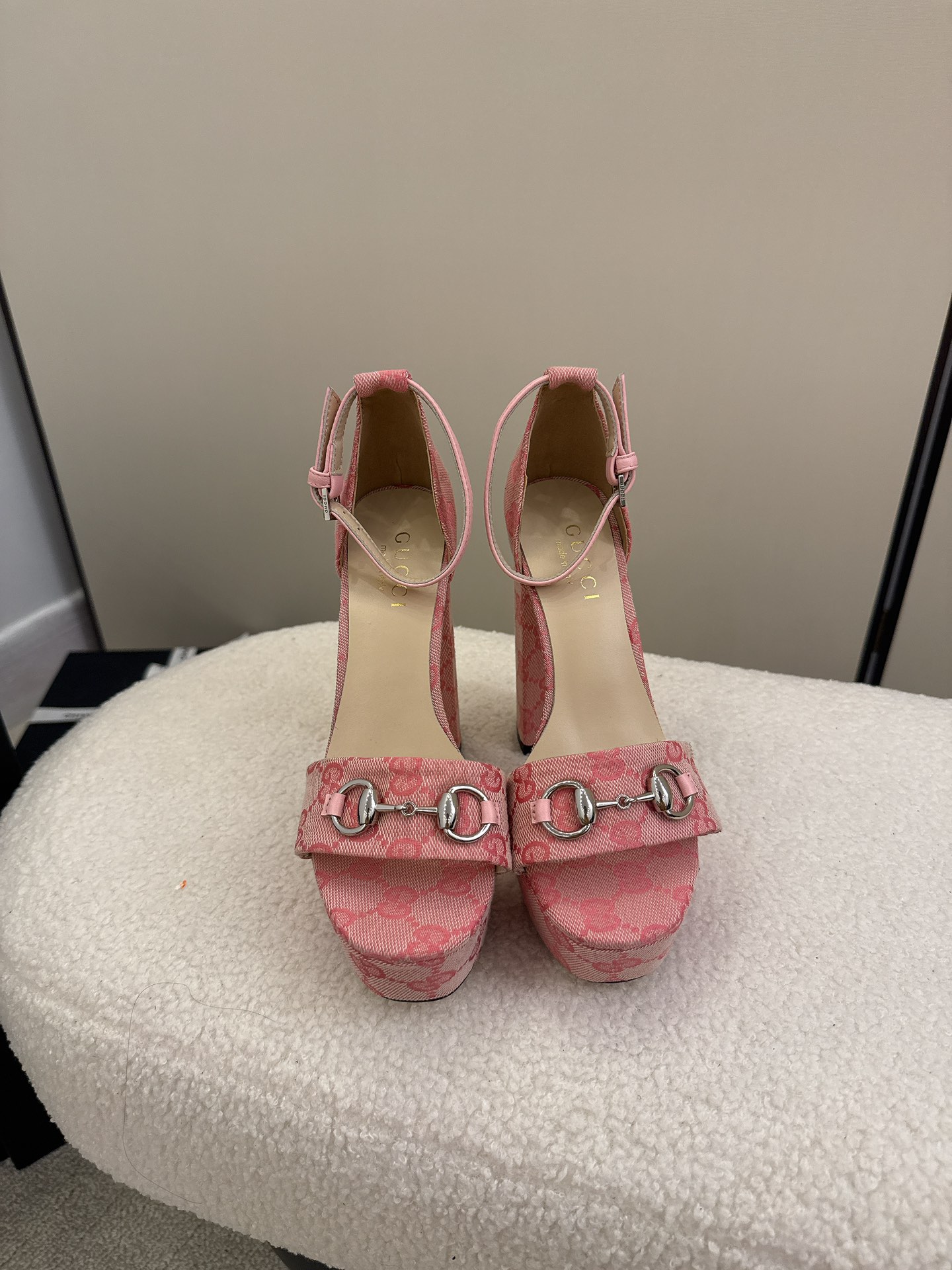 NO:460654,High-version GUCCI Spring 2025 New Waterproof Platform High Heels Shoe Show ——————————————————— Chiguhentian Gaozhi reveals sandals Waterproof Platform Stylish brand LOGO support, with super recognition, various products are competing for brands first and then super heels high series GUCCI is not behind the scenes Guccl Paris Fashion Show launches [Seduction] [Seduction] [Seduction] The latest Guccl Heentian Gao Waterproof Platform Patent Leather High Heels This series interprets the new fashion charm and continues the super high heel design, which is favored by well-known overseas bloggers. Tens of millions of fans and bloggers are passionately interpreted by them at home and abroad. It has been out of stock at home and abroad. The top version Candy color matching, each color is beautiful, high heels, high heels19860909高版本GUCCI 2025春季款新防水台高跟走鞋款秀 ———————————— 驰古恨天高趾露凉鞋 防水台的 尚时的品牌LOGO持加,具有超辨高识度 各品大争牌恐先推后出超系跟高列 GUCCI不也落伍 Guccl巴黎时装秀场款 推出[勾引][勾引][勾引]最新款Guccl恨天高防水台漆皮高跟鞋 此系列演绎全新时尚魅力 延续超高跟设计,深得海外知名博主青睐 千万粉丝博主倾情演绎,畅销海内外 国内已经断货,顶级版本 糖果色配色,每个颜色都是绝美,高跟鞋凉鞋,gucci,sandals,high heels,Women's Shoes