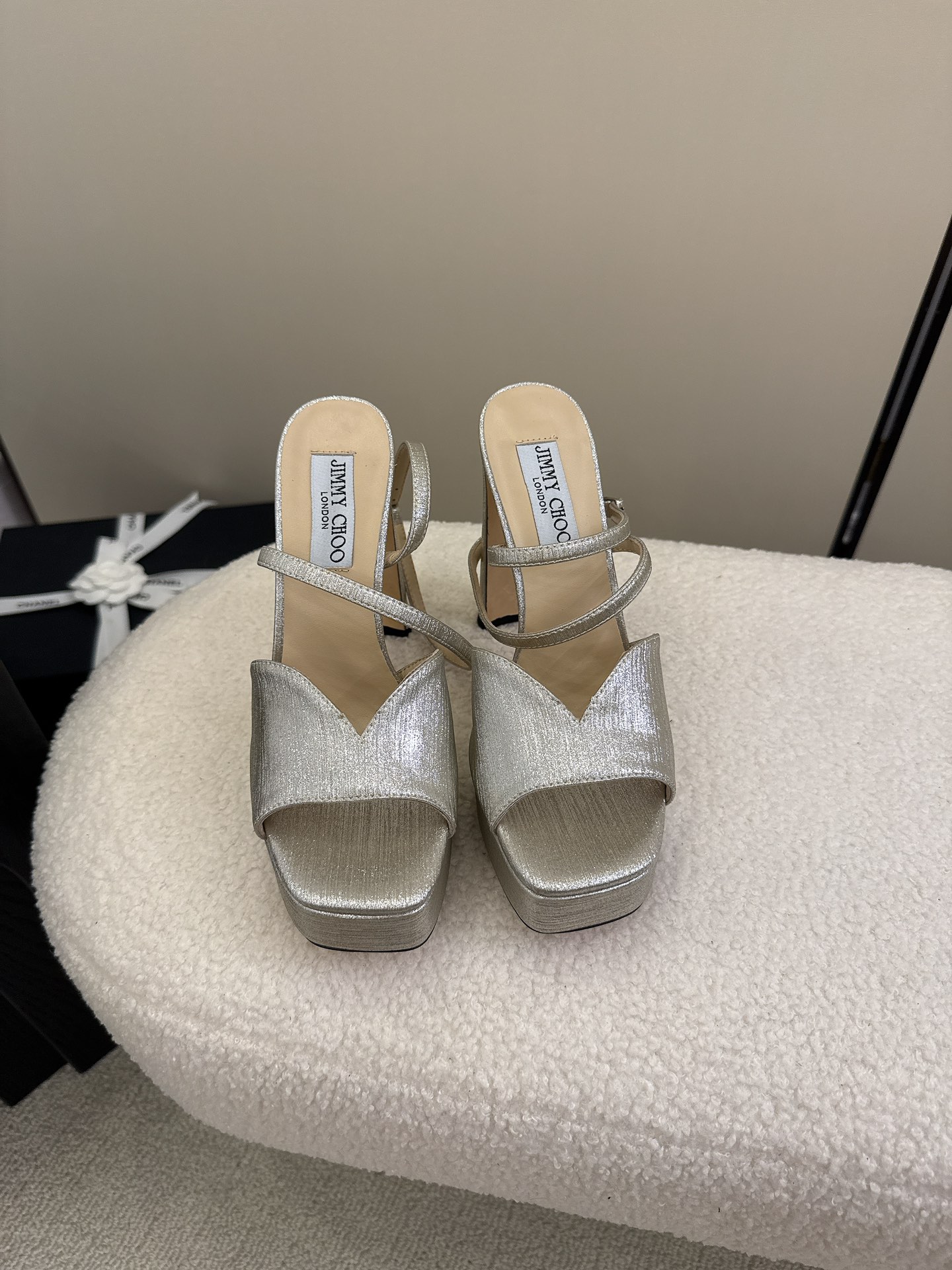 NO:460646,| 5 Jimmy Choo launches Superb Zhou Yangjie 24 Spring and Summer Series Reunion Stunning Elegant Encounter Beauty of Collision Recommended Street Photos of Fashion and Foreign Bloggers, Bold and Chic Full Score Street Photos Fashionable and Atmospheric Elegant and Beautiful Eye-catching Personality Style Changeable Photos Follow the lens, Italian leather sole Flat-soled design No tiring to commute and go shopping Original development The code is the right size and easy to control Number of 35-42 40 4142 Order The counter synchronized original packaging, high heels, high heels, Leather soles19860909| 5  Jimmy Choo 上新 超赞周仰杰24春夏系列 重逢惊艳 优雅邂逅 碰撞之美 时尚国外博主同款街拍推荐 造型大胆别致满分街拍 时髦大气 优雅靓丽吸睛个性 风格千变 镜头相随,意大利真皮大底 平底设计通勤逛街都不累脚 原版开发 码正易驾驭 码数35-42 40 4142 订 专柜同步原版包装,高跟鞋凉鞋,jimmy choo,sandals,high heels,Leather soles,Women's Shoes