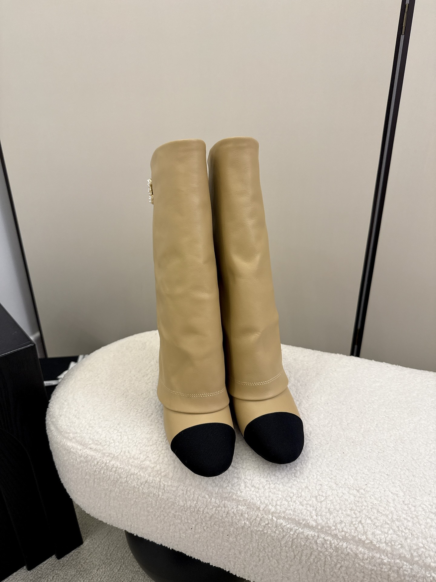 NO:461917,Top version of the District Market Currency [Spot Sale] The entire network counter is explosive and the king of code breaks, the gentle little cutie can't help but fall in love with it. The counter is purchased for 9,000!  !  !  Exclusive mold drill buckle mold opening [Flash sale of all versions in the market] Each model has authentic comparison inspection. The authentic product has been disassembled and evolved perfectly again and again. The details are beyond the authentic product. The counters in the entire network support comparison and identification. The genuine authentic grade is true, and the non-proper version supports no reason to return and exchange!  !  !  Official catalog Number of codes 34-40 are all equipped with genuine Italian packaging, boots, boots19860909顶级版本 区市场通货【现货发售】 全网专柜爆爆爆断码王,温柔小可爱会情不自禁爱上的 专柜以9000购入！！！独家模具钻扣开模【秒杀市场一切版本】每款均有正品对比验货,正品经过大拆卸,一次次完美的进化,细节走线超越正品,全网专柜支持对比鉴定,真正的正品级,不对版支持无理由包退包换！！！ 官方目录 码数34-40 均配有意大利正品包装,靴子,boots,Women's Shoes